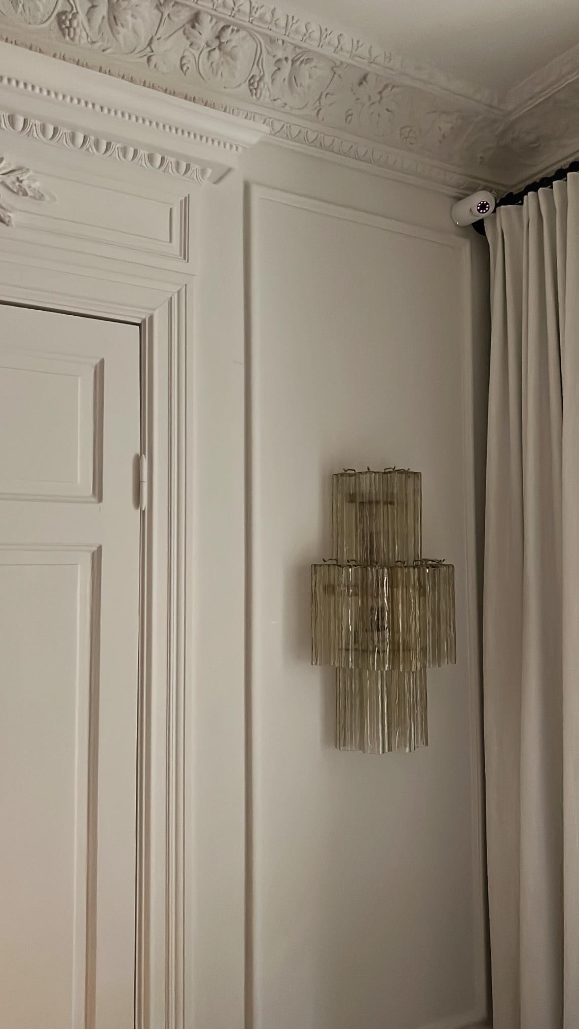 Trois grandes appliques Murano en verre de couleur miel, composées de dix-huit prismes tubulaires avec finitions et raccords en chrome. Verre du district italien de Murano. 
Style traditionnel italien du milieu du siècle, produit en Italie au cours