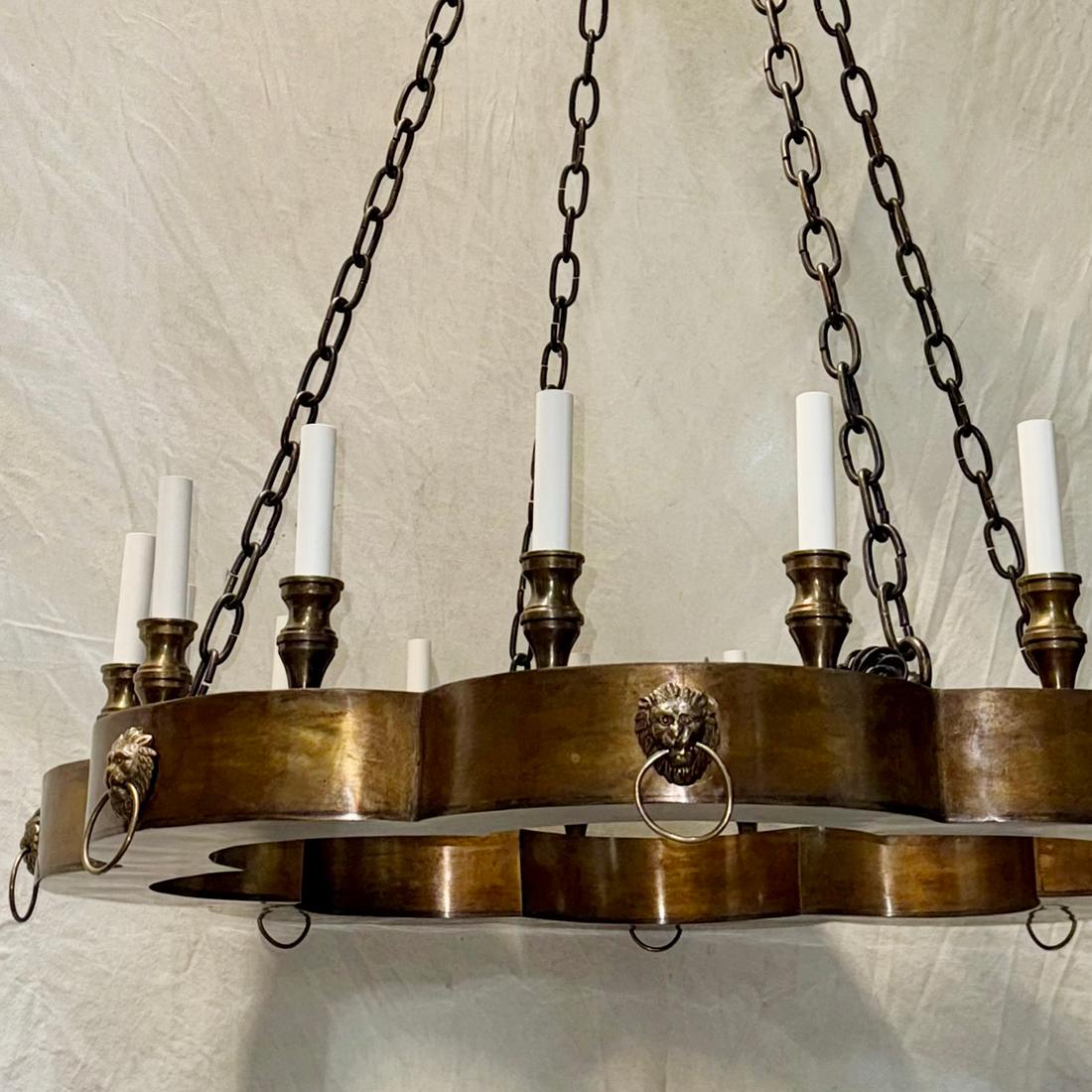 Inglese Coppia di lampadari in bronzo patinato. Venduto singolarmente. in vendita