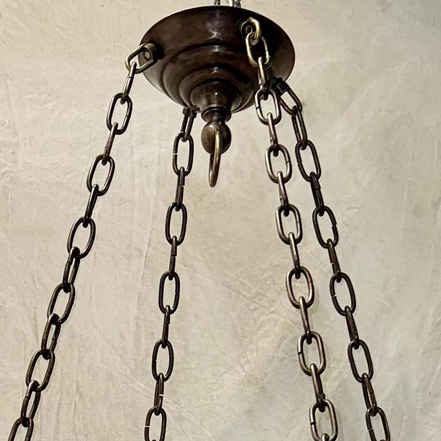 Patinato Coppia di lampadari in bronzo patinato. Venduto singolarmente. in vendita