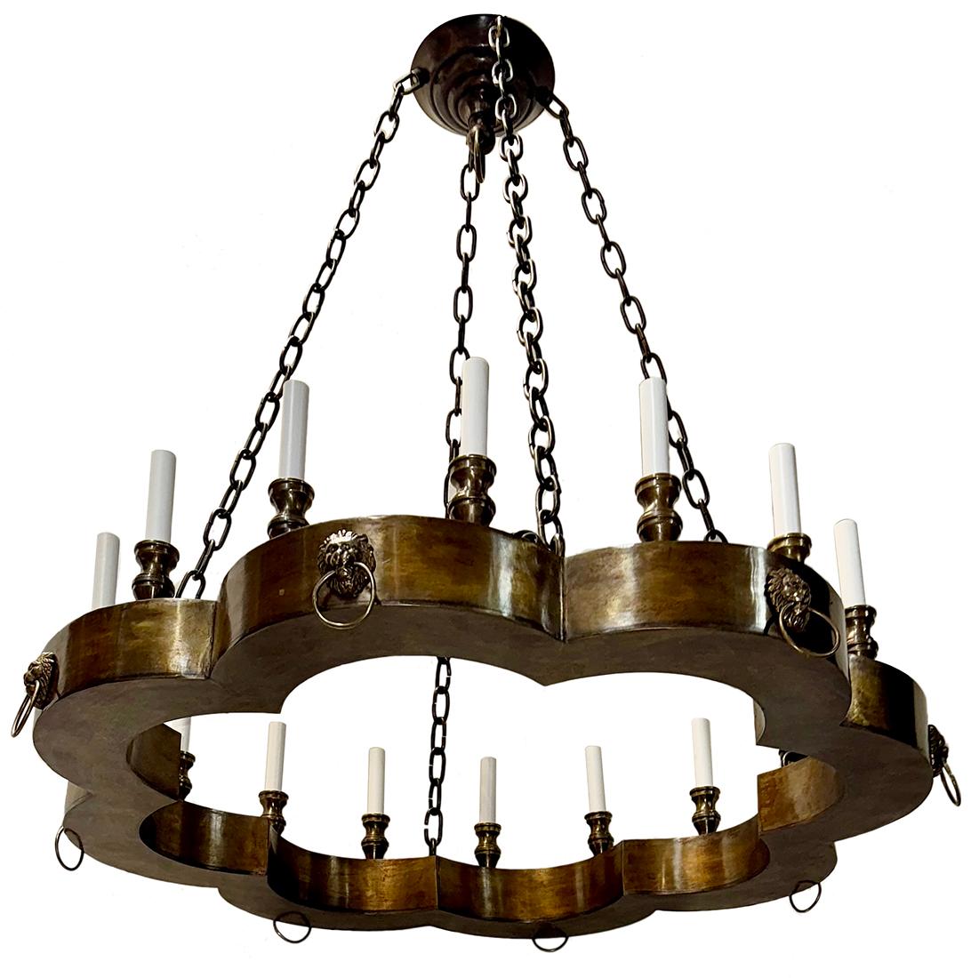 Coppia di lampadari inglesi in bronzo patinato degli anni '40 con dettagli a testa di leone e 16 luci.
Venduto singolarmente.
Misure:
Diametro: 38