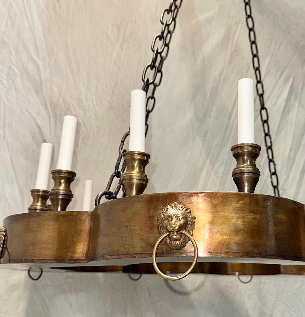 Metà XX secolo Coppia di lampadari in bronzo patinato. Venduto singolarmente. in vendita