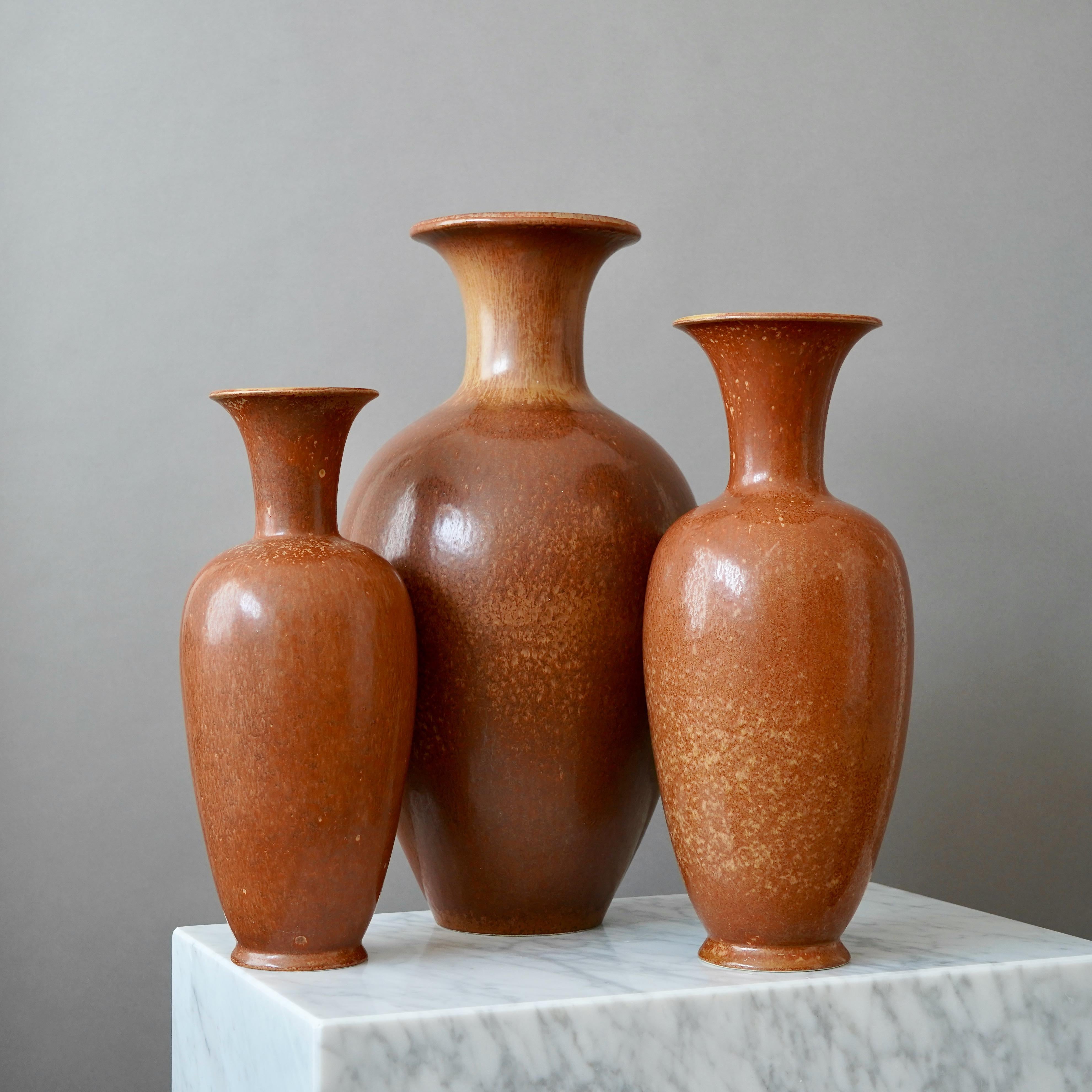 Scandinavo moderno Set di 3 vasi da terra in gres di Gunnar Nylund. Rorstrand, Svezia, anni '1940. in vendita