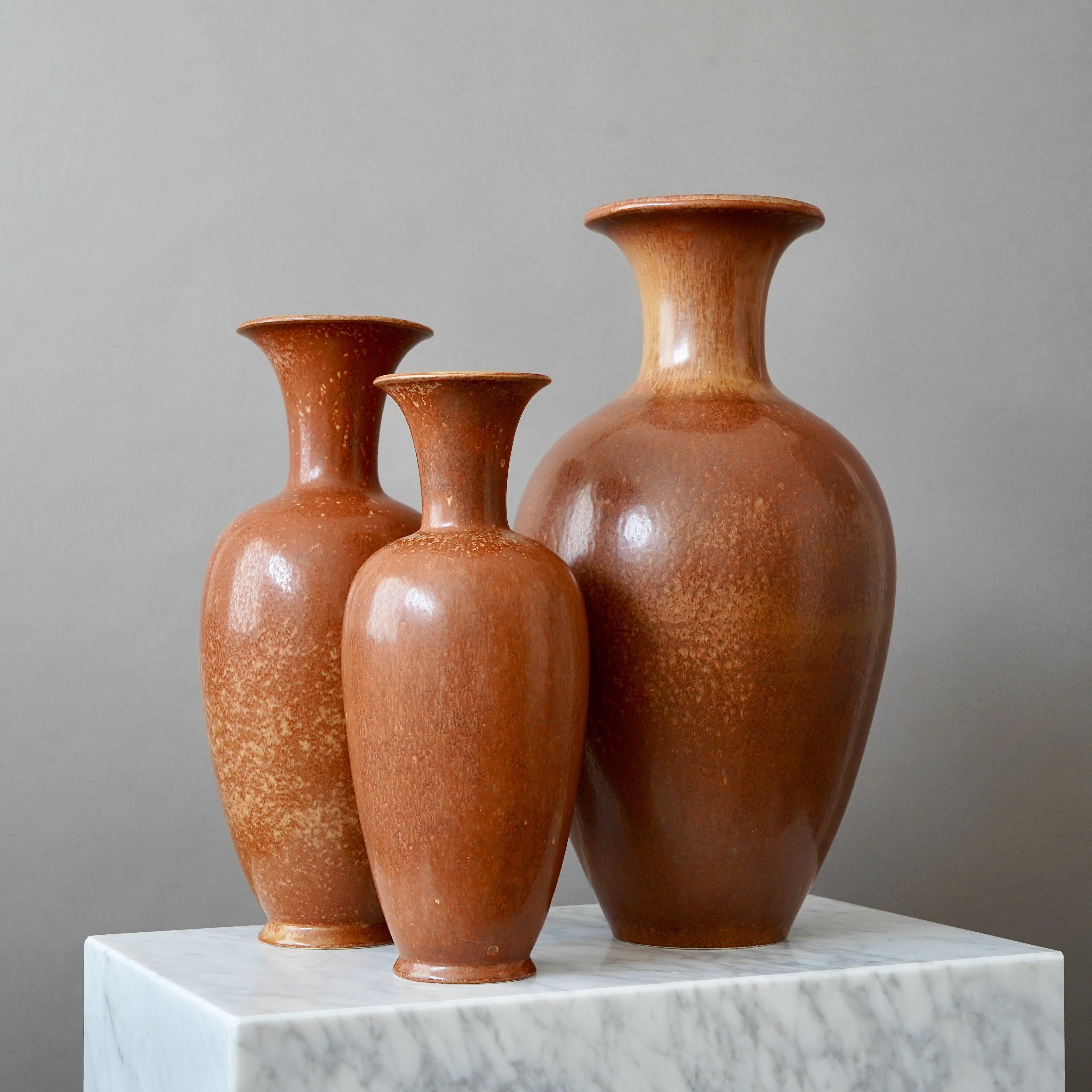 Ceramica Set di 3 vasi da terra in gres di Gunnar Nylund. Rorstrand, Svezia, anni '1940. in vendita