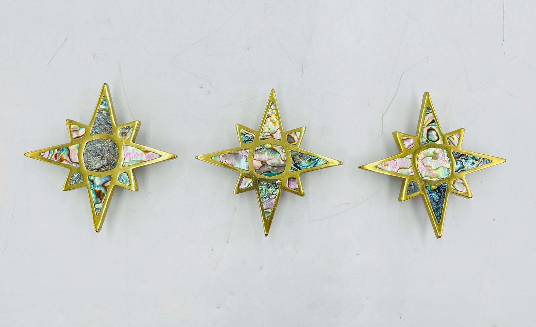 Verleihen Sie Ihren Möbeln einen Hauch von Vintage-Charme mit diesem exquisiten Satz von 3 sternförmigen Schrankgriffen, entworfen und hergestellt in Mexiko Distrito Federal von Peñoles. 

Die Stücke sind aus massivem Messing gefertigt und mit