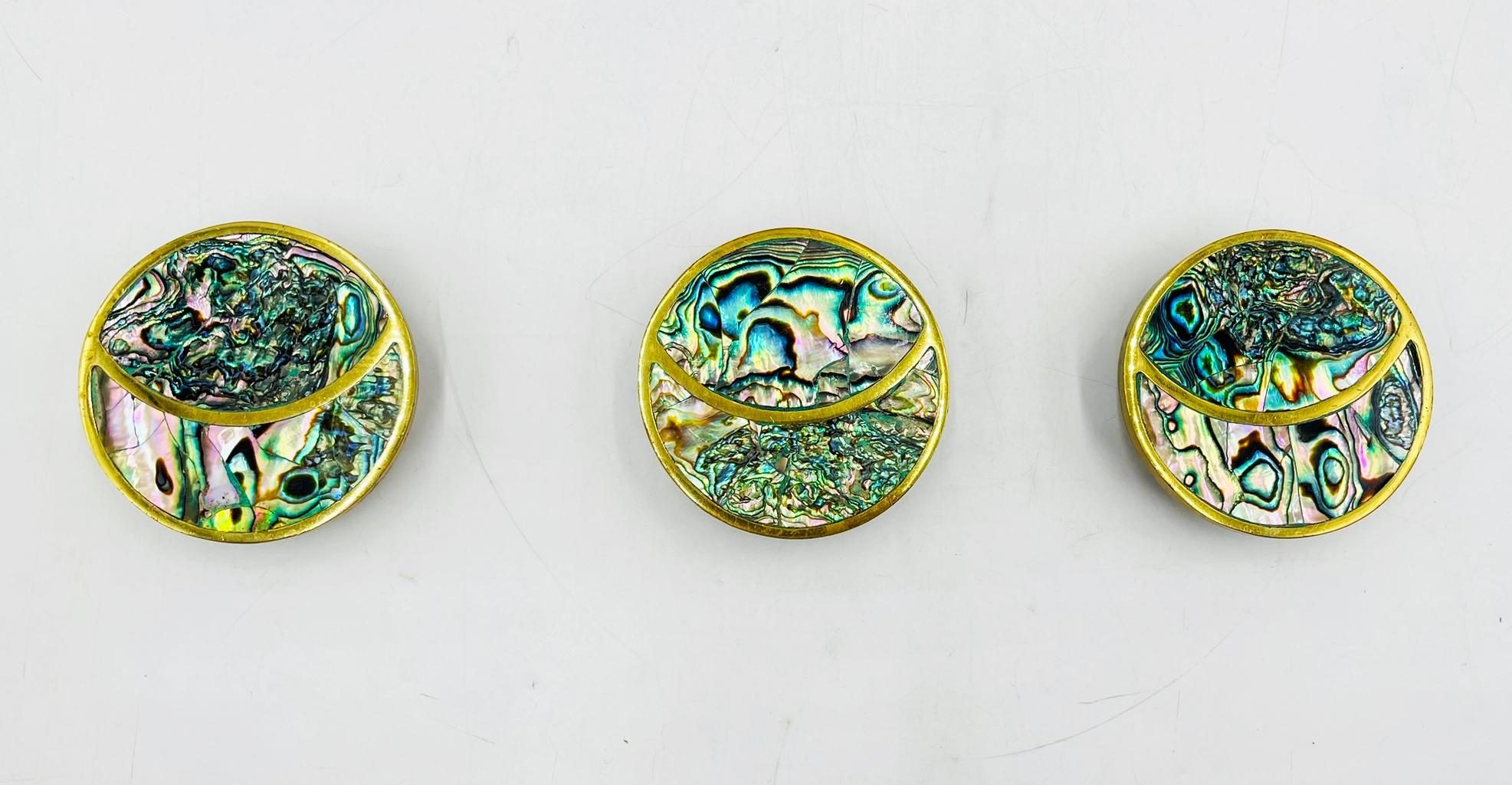 Mid-Century Modern Ensemble de 3 grandes poignées de porte en laiton et coquillage d'ormeau par Peñoles, Mexique, années 1950 en vente
