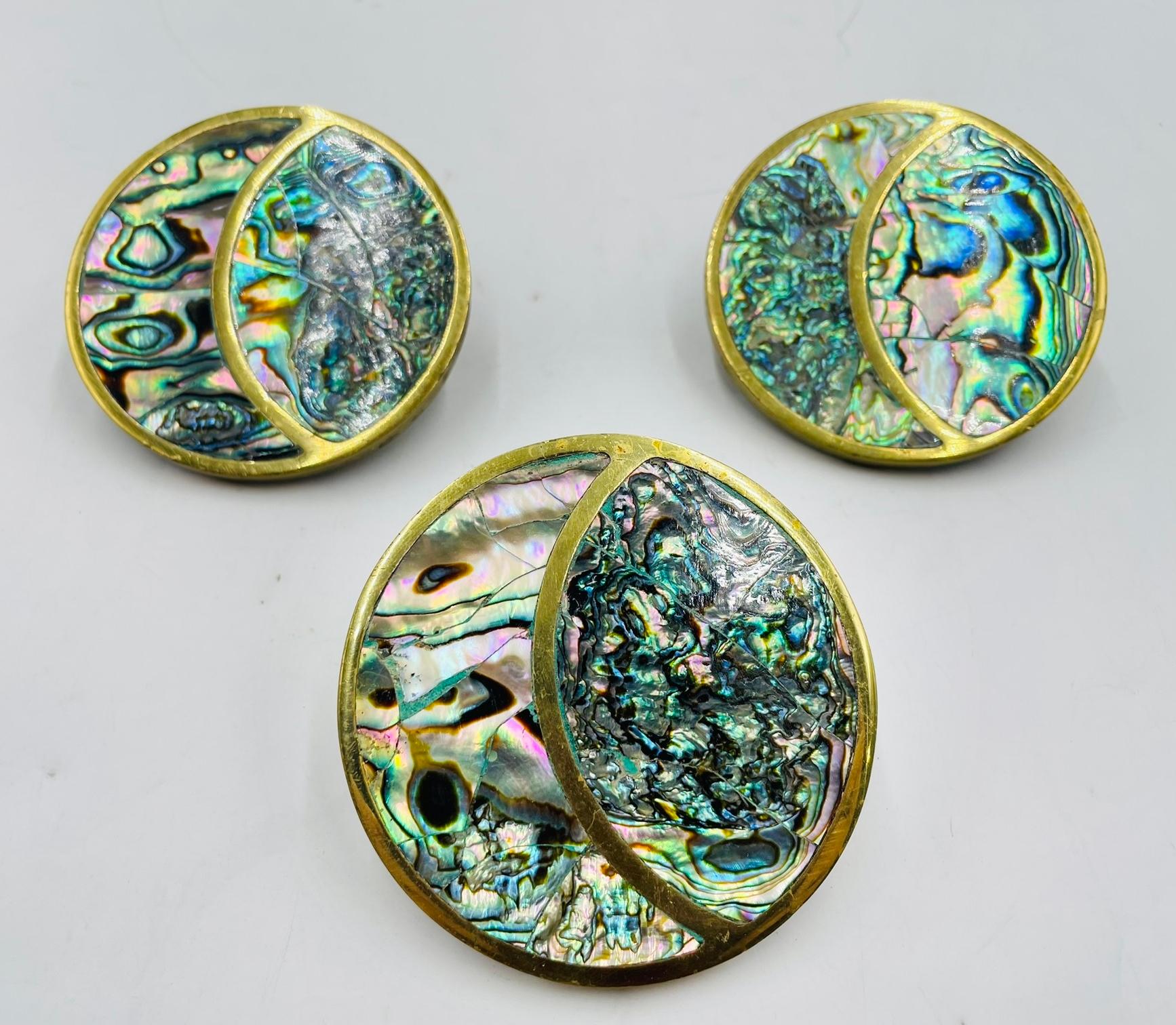 Mexicain Ensemble de 3 grandes poignées de porte en laiton et coquillage d'ormeau par Peñoles, Mexique, années 1950 en vente