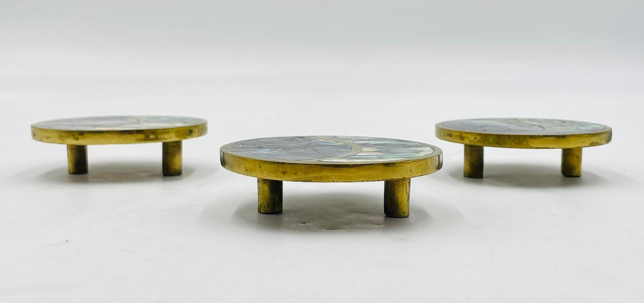 Fait main Ensemble de 3 grandes poignées de porte en laiton et coquillage d'ormeau par Peñoles, Mexique, années 1950 en vente