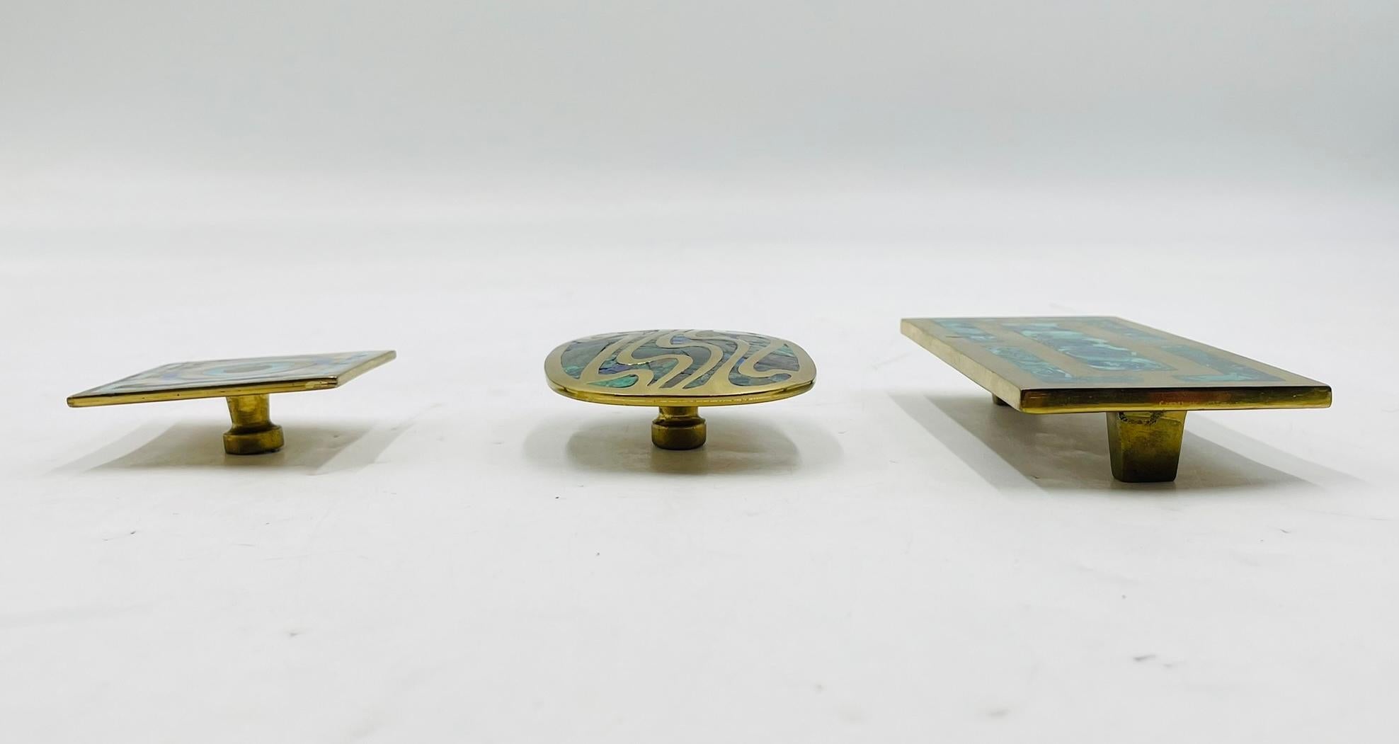 Ensemble de 3 grandes poignées de porte en laiton et incrustation de pierre par Los Castillo, Mexique, années 1950 en vente 3