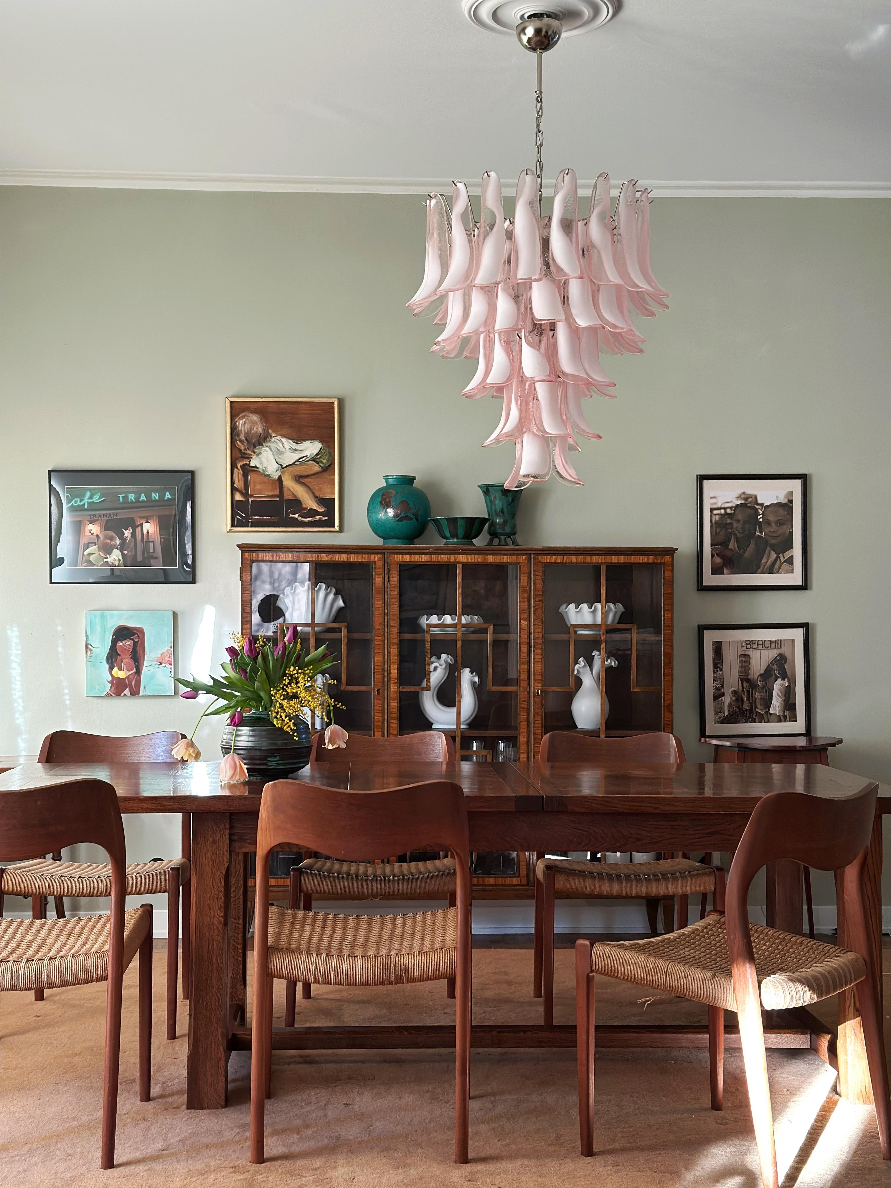 Set von 3 großen eklektischen rosa Murano-Kronleuchtern im Flamingo-Stil (Moderne der Mitte des Jahrhunderts) im Angebot