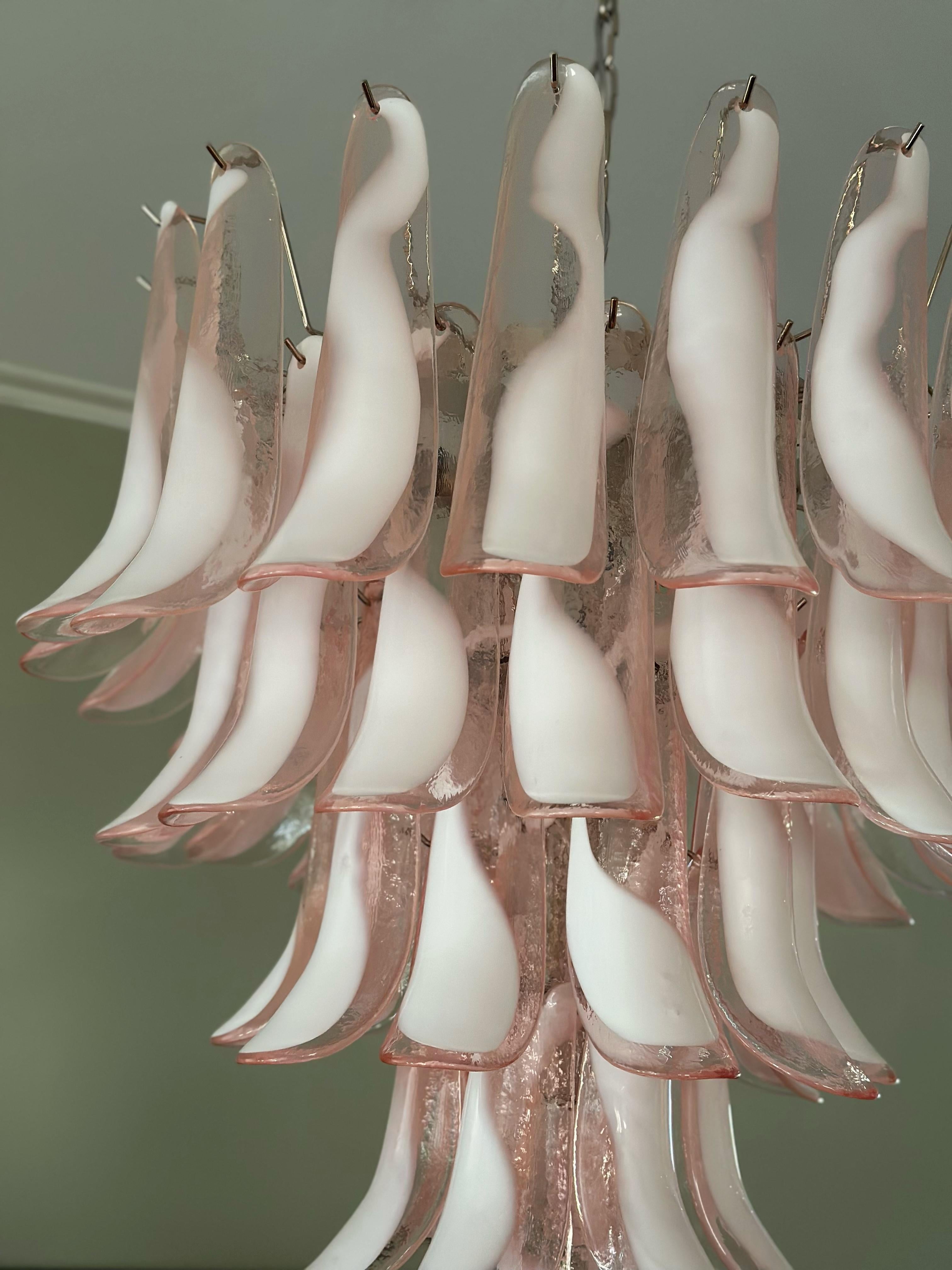 Set von 3 großen eklektischen rosa Murano-Kronleuchtern im Flamingo-Stil im Zustand „Gut“ im Angebot in Bromma, SE