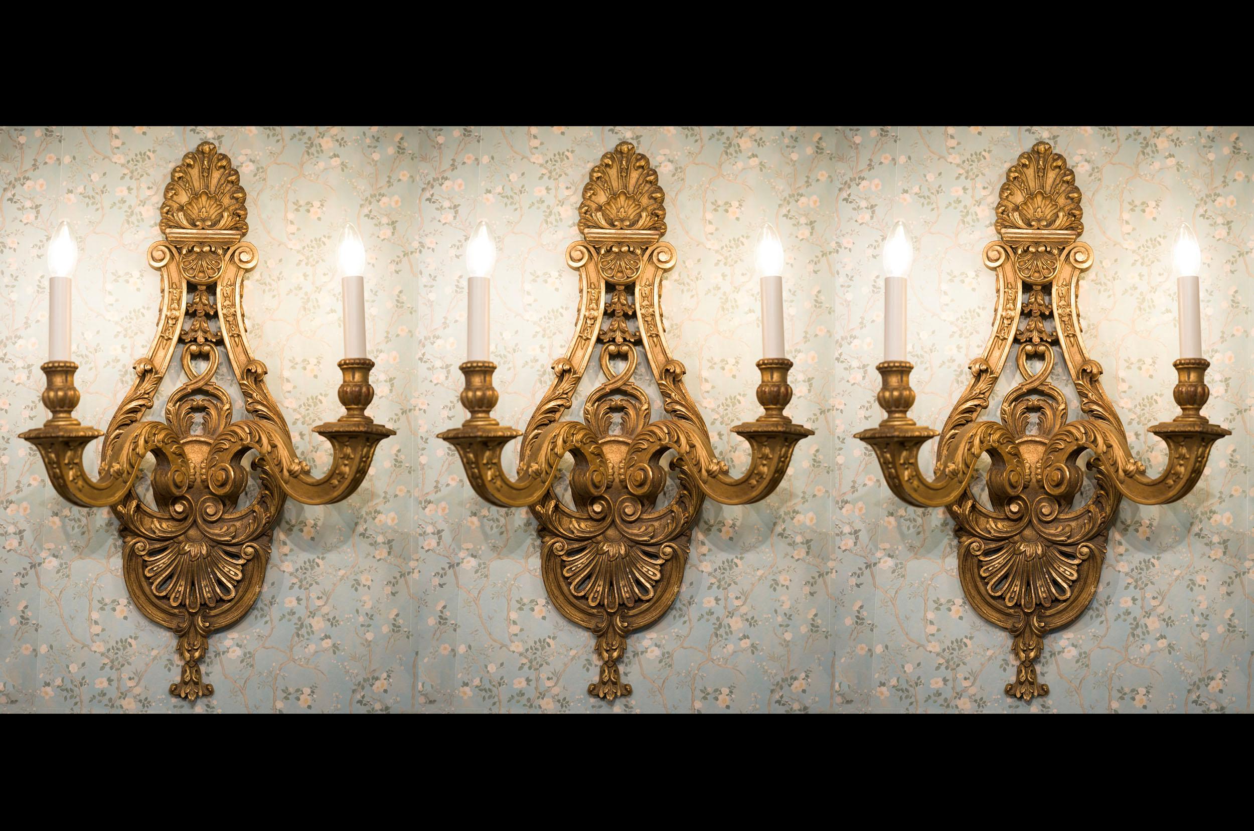 Set of 3 Large Giltwood Régence Wall Lights In Good Condition For Sale In London, GB