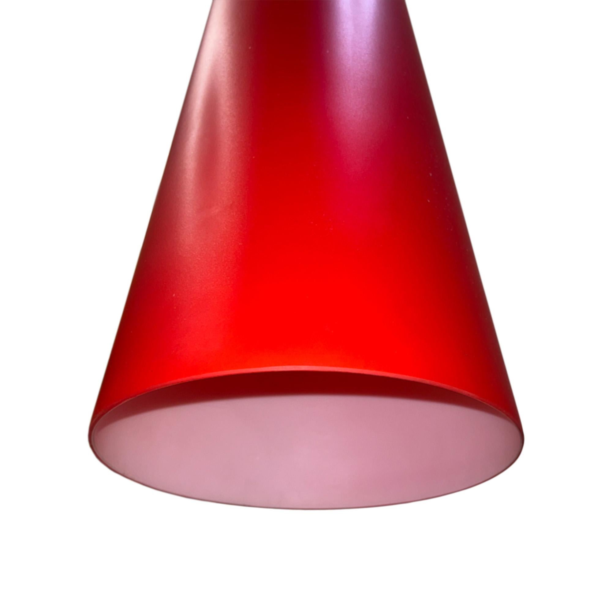 Uno splendido set di 3 luci realizzato in Italia negli anni Settanta.

Il colore rosso vivo e le grandi dimensioni ne fanno dei veri e propri pezzi unici - in vetro con finiture cromate. 

Perfetto per una cucina grande, magari sopra