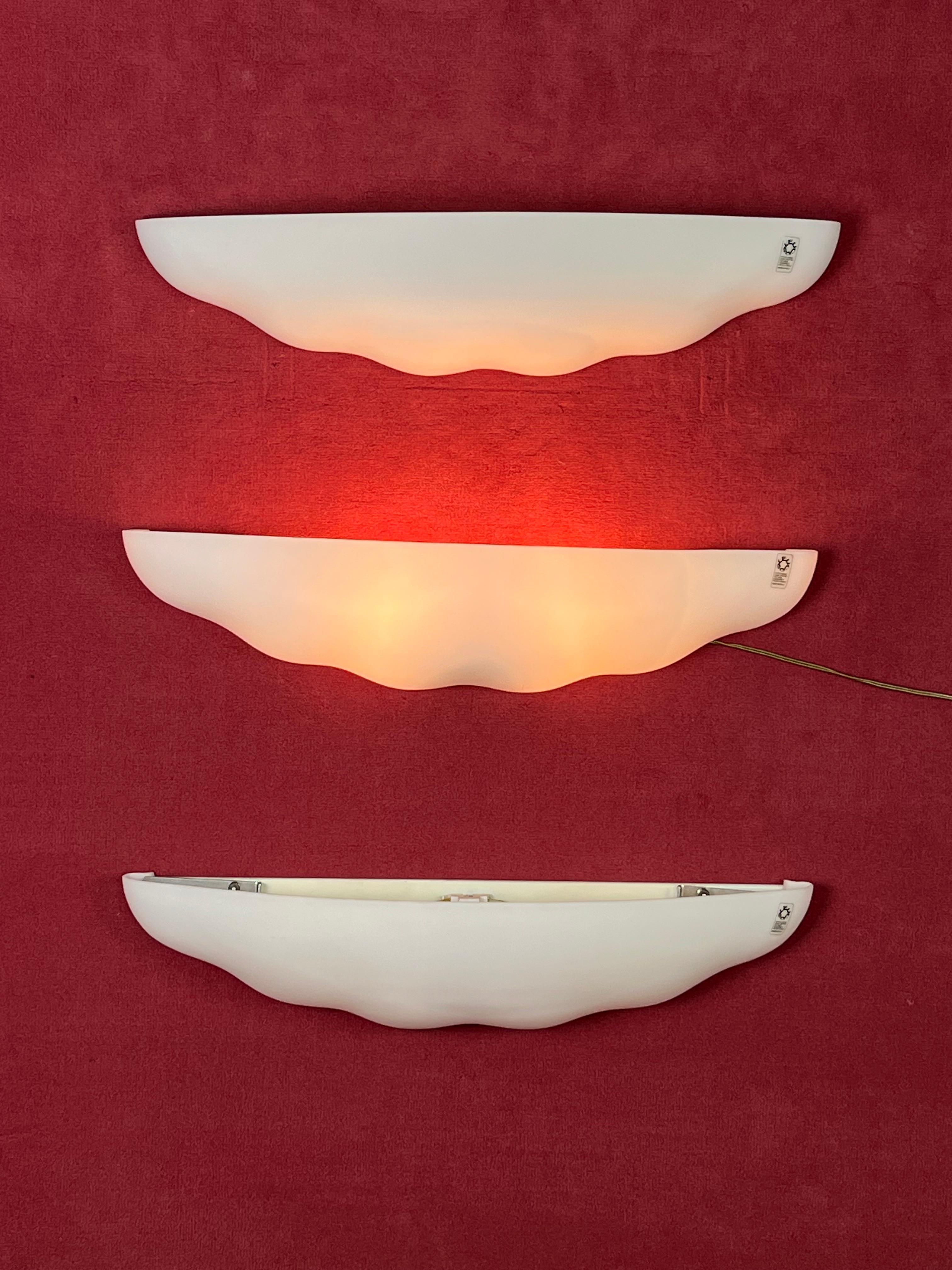 Set di 3 grandi lampade da parete Leucos in vetro soffiato opalino di Murano, anni '80
Condit e in buone condizioni.
Strutture metalliche.
Due luci E27.
Marchio di attribuzione.

Garantiamo una spedizione immediata con un imballaggio adeguato e un
