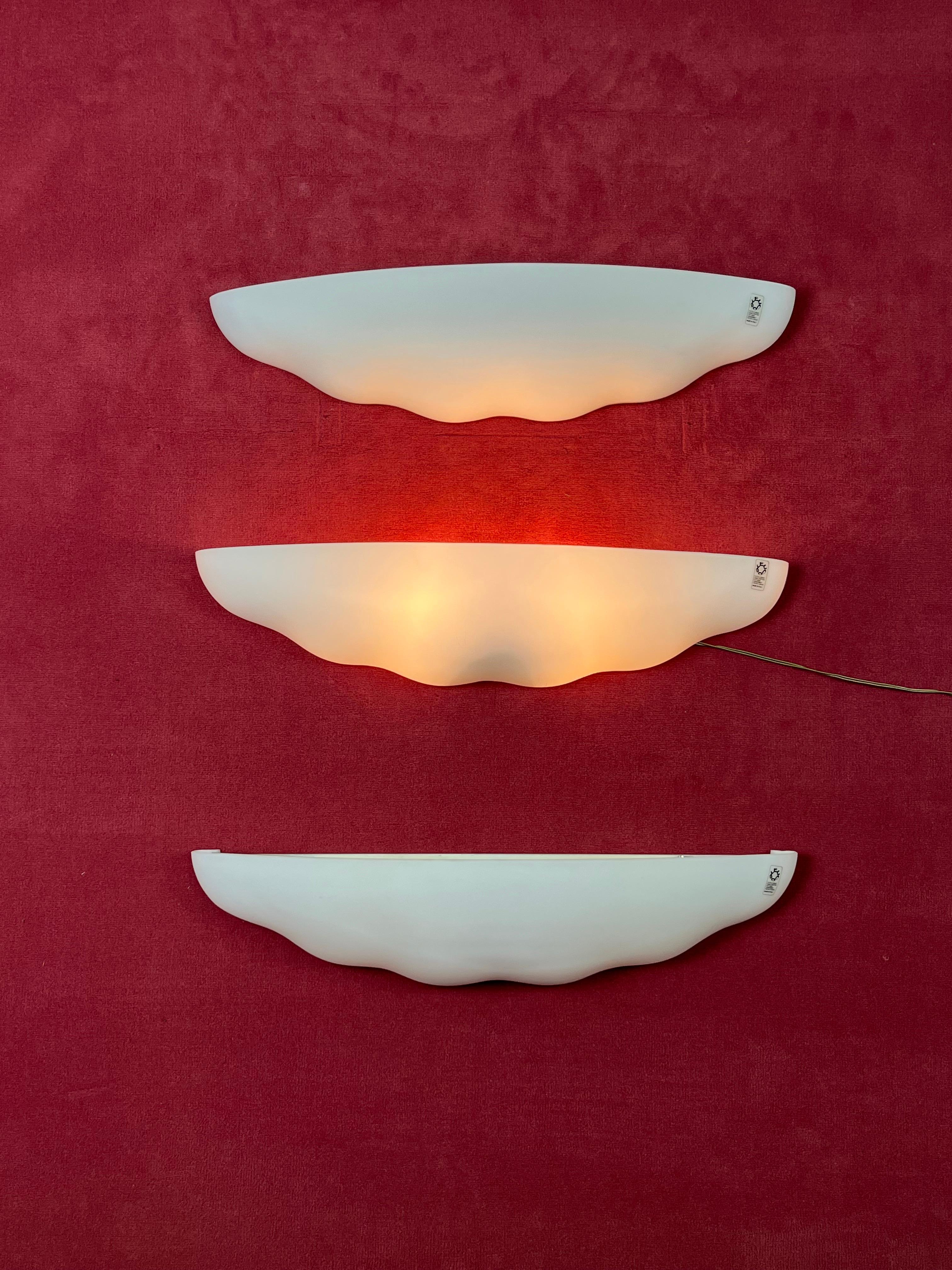 Italiano Set di 3 grandi lampade da parete Leucos in vetro soffiato opalino di Murano, anni '80 in vendita