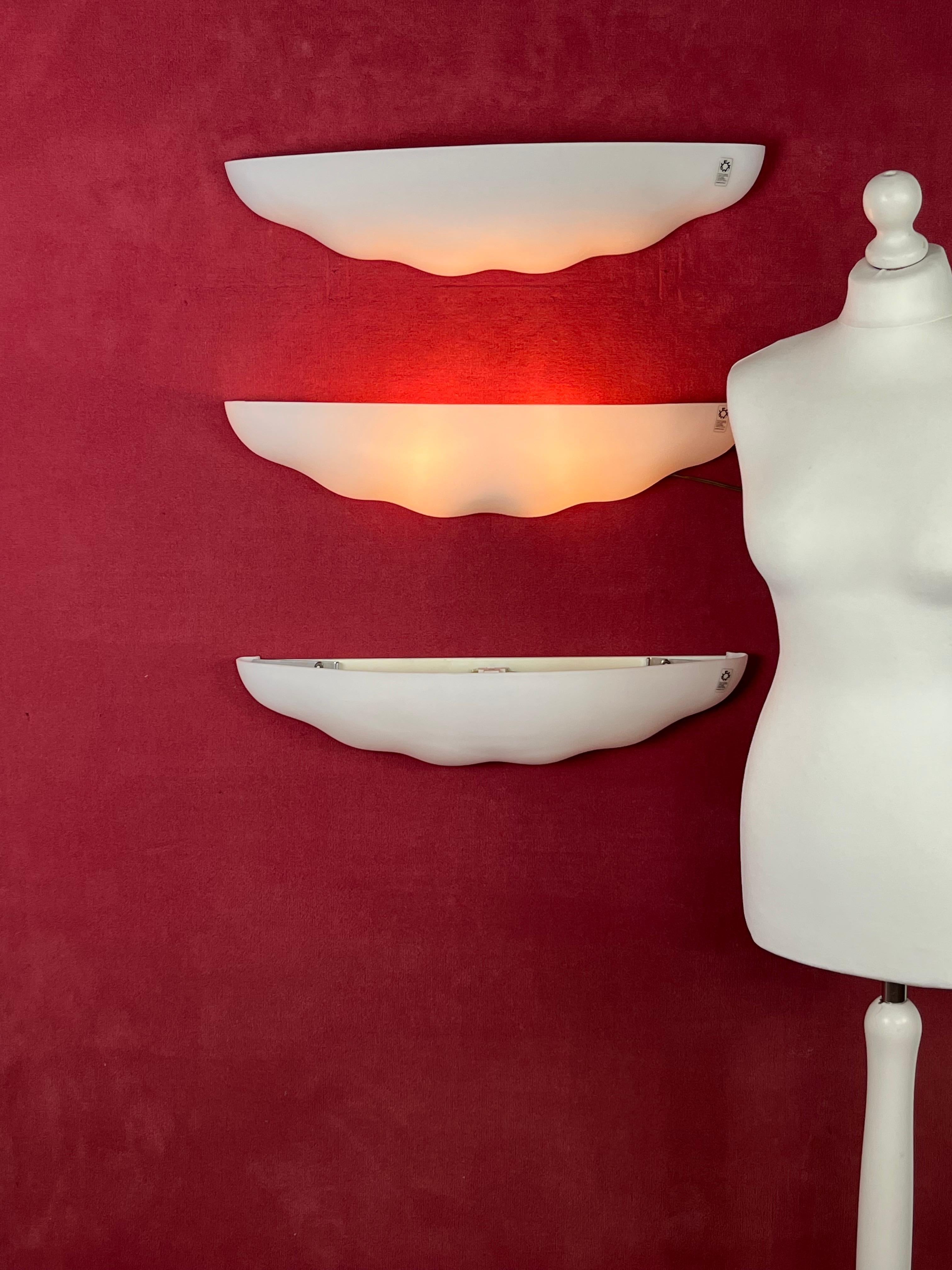 Set di 3 grandi lampade da parete Leucos in vetro soffiato opalino di Murano, anni '80 In condizioni buone in vendita a Palermo, IT