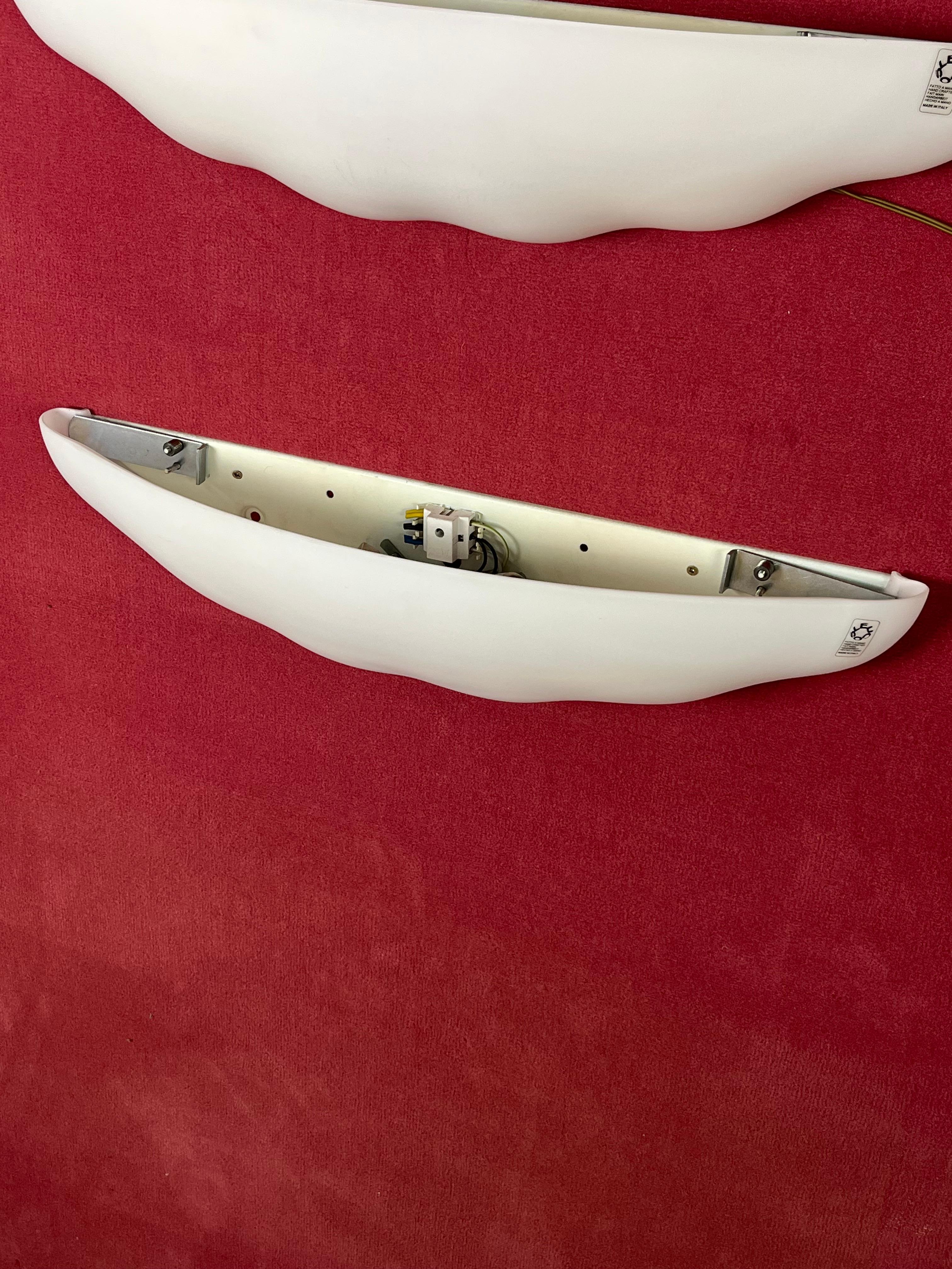 Metallo Set di 3 grandi lampade da parete Leucos in vetro soffiato opalino di Murano, anni '80 in vendita