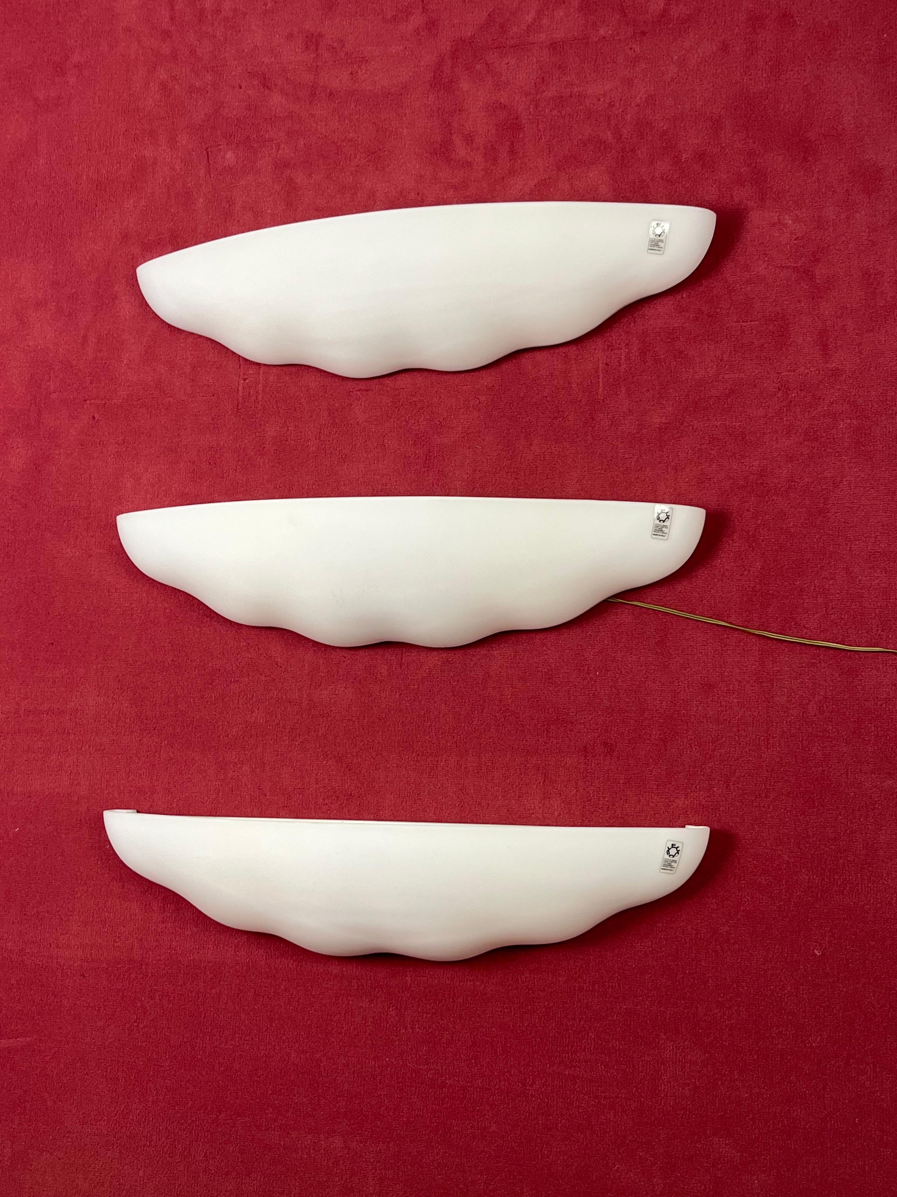 Set di 3 grandi lampade da parete Leucos in vetro soffiato opalino di Murano, anni '80 in vendita 1