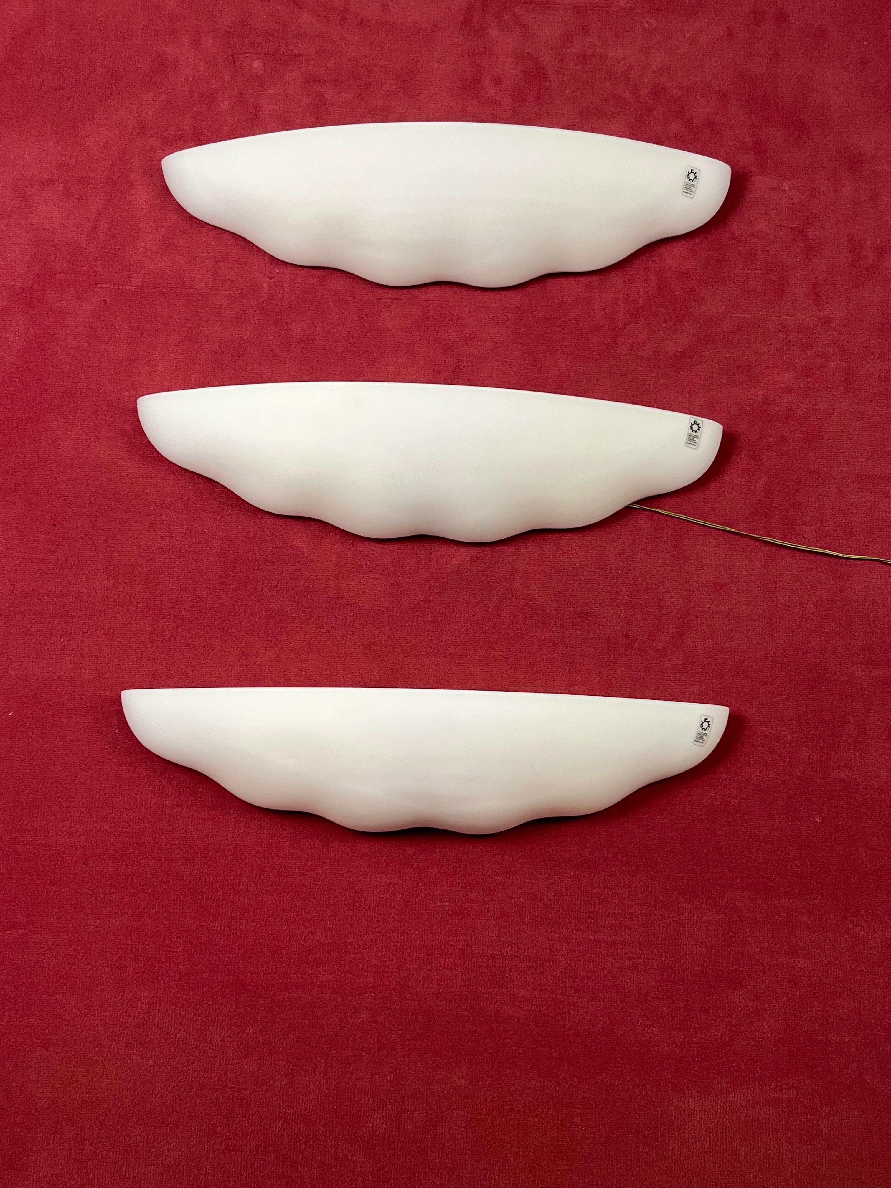 Set di 3 grandi lampade da parete Leucos in vetro soffiato opalino di Murano, anni '80 in vendita 2