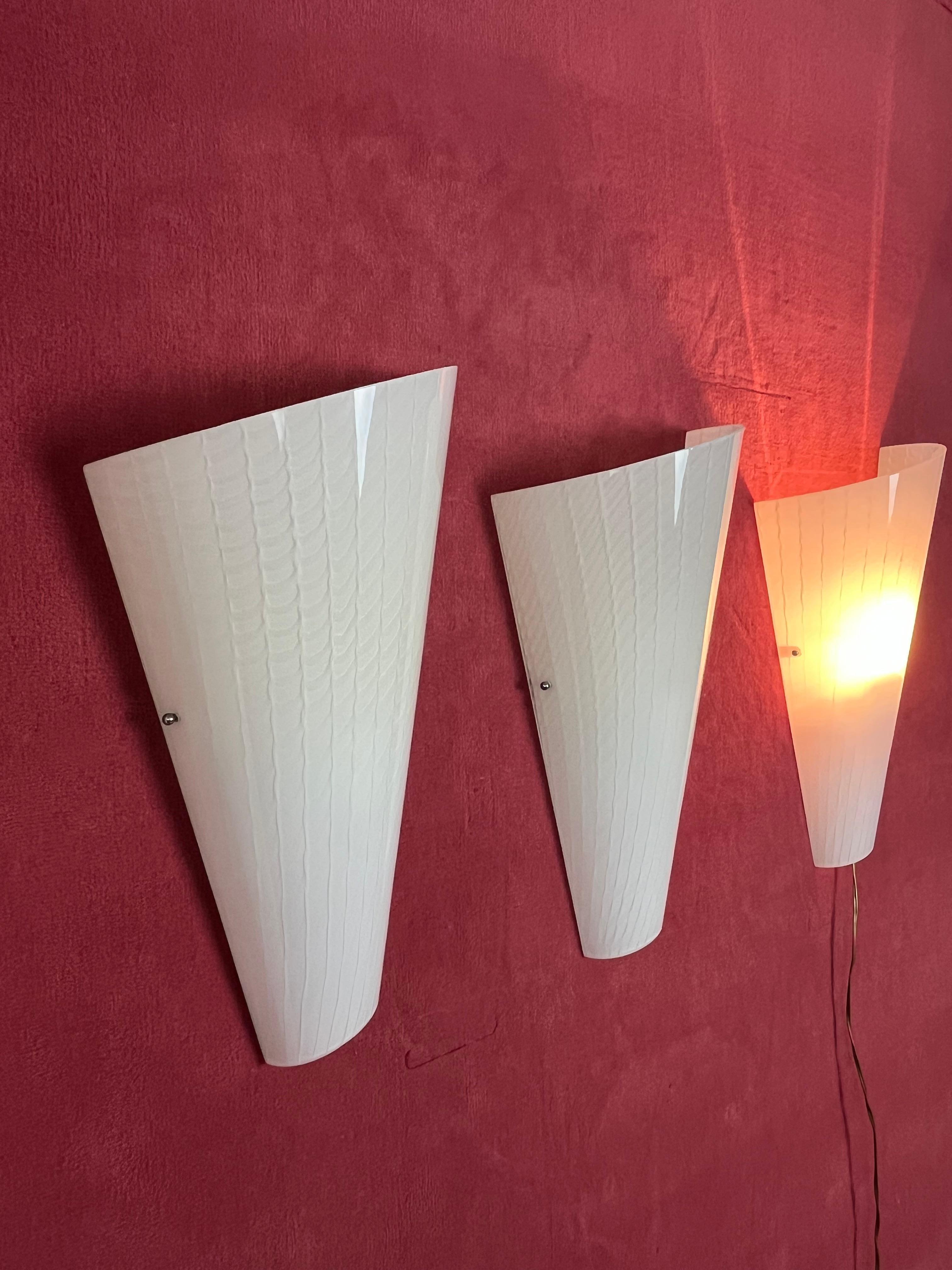 Set di 3 grandi lampade da parete in vetro di Murano, anni '80
Struttura in metallo, lampada E27
Condit e in buone condizioni.
Altezza 44 cm.

Garantisco la spedizione immediata con un imballaggio adeguato e un corriere di fiducia.