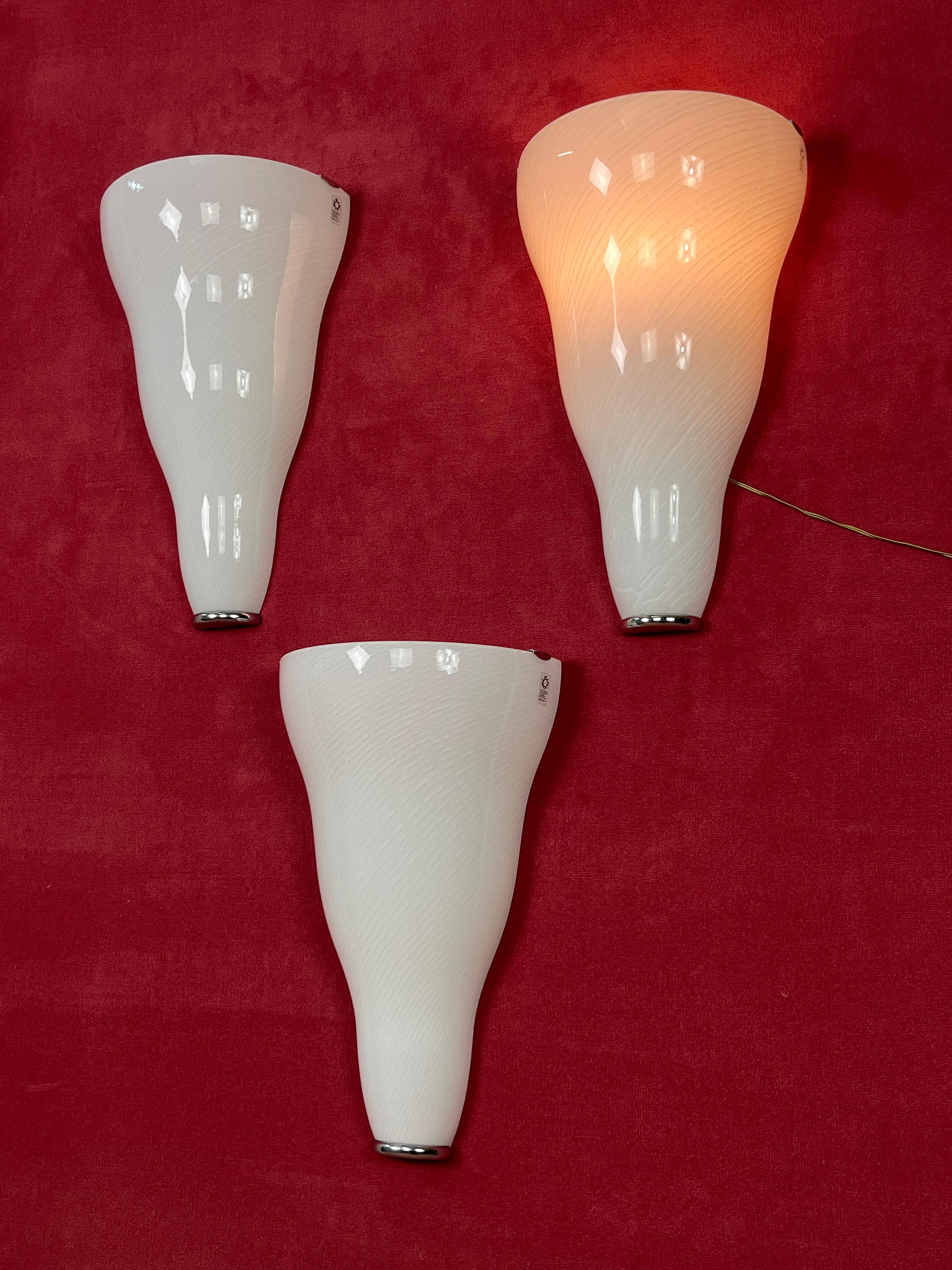 Set of 3 Large Murano Glass Wall Lamps Leucos, 1980s
Metal frame, E27 lamp
Intact and in good condition.
Height 49 cm.

I guarantee immediate shipping with adequate packaging and trusted courier.