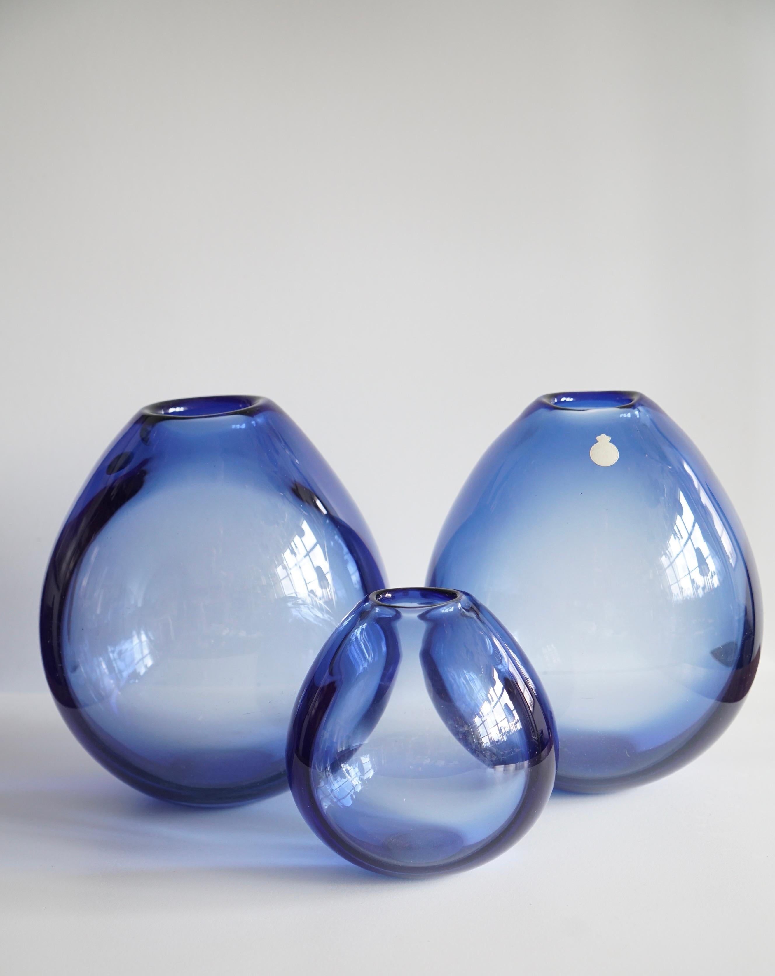 Set of 3 art glass vases by Per Lutken for Holmegaard. Denmark, circa 1960th. Signed and numbered. Dimensions H 10