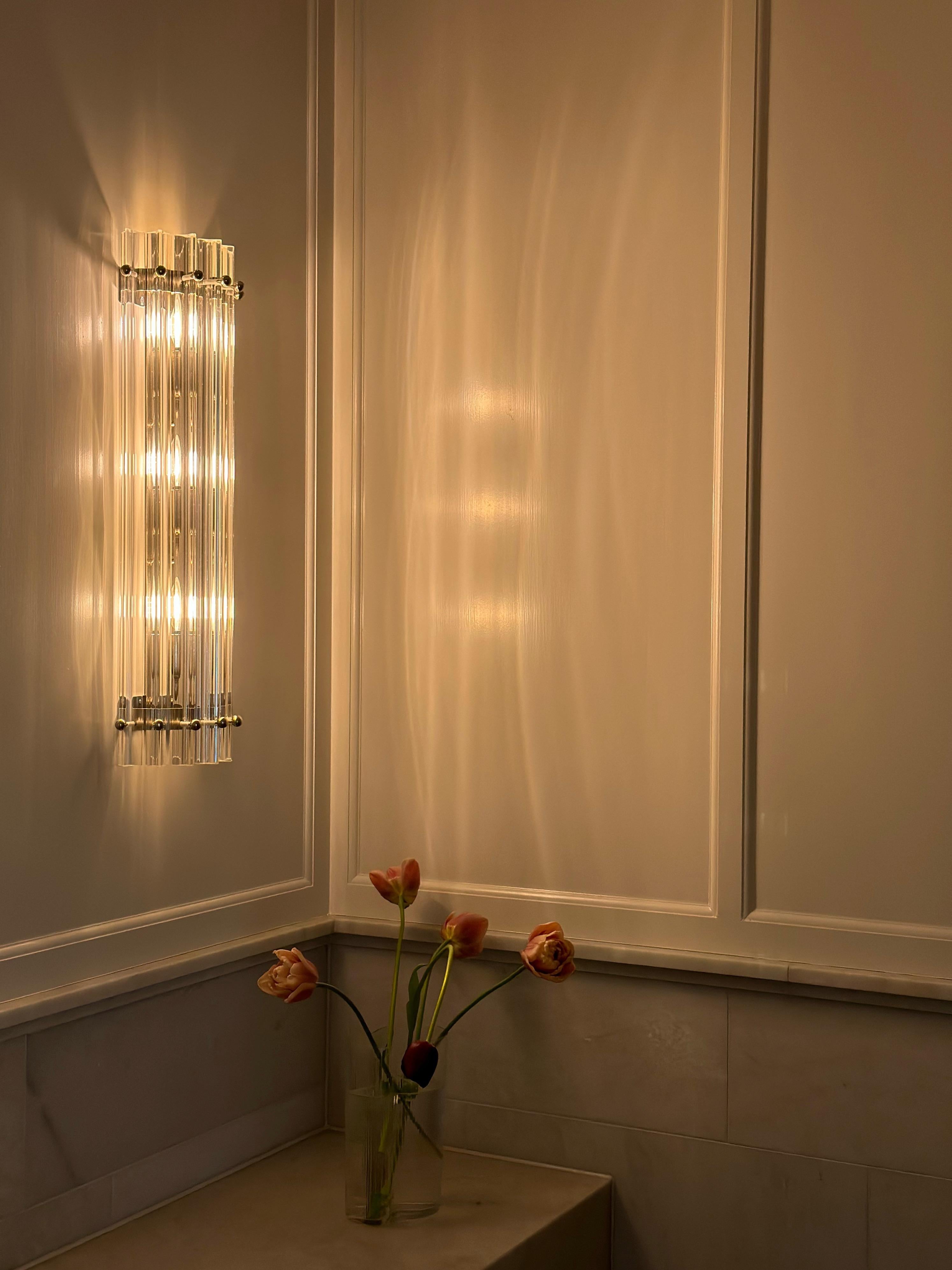 Tre pezzi di lampade da parete Murano Corridor in stile industriale composte da sette prismi alti con finiture e accessori in cromo. Vetro del distretto italiano di Murano. 
Stile tradizionale italiano di metà secolo, prodotto in Italia nel 21°