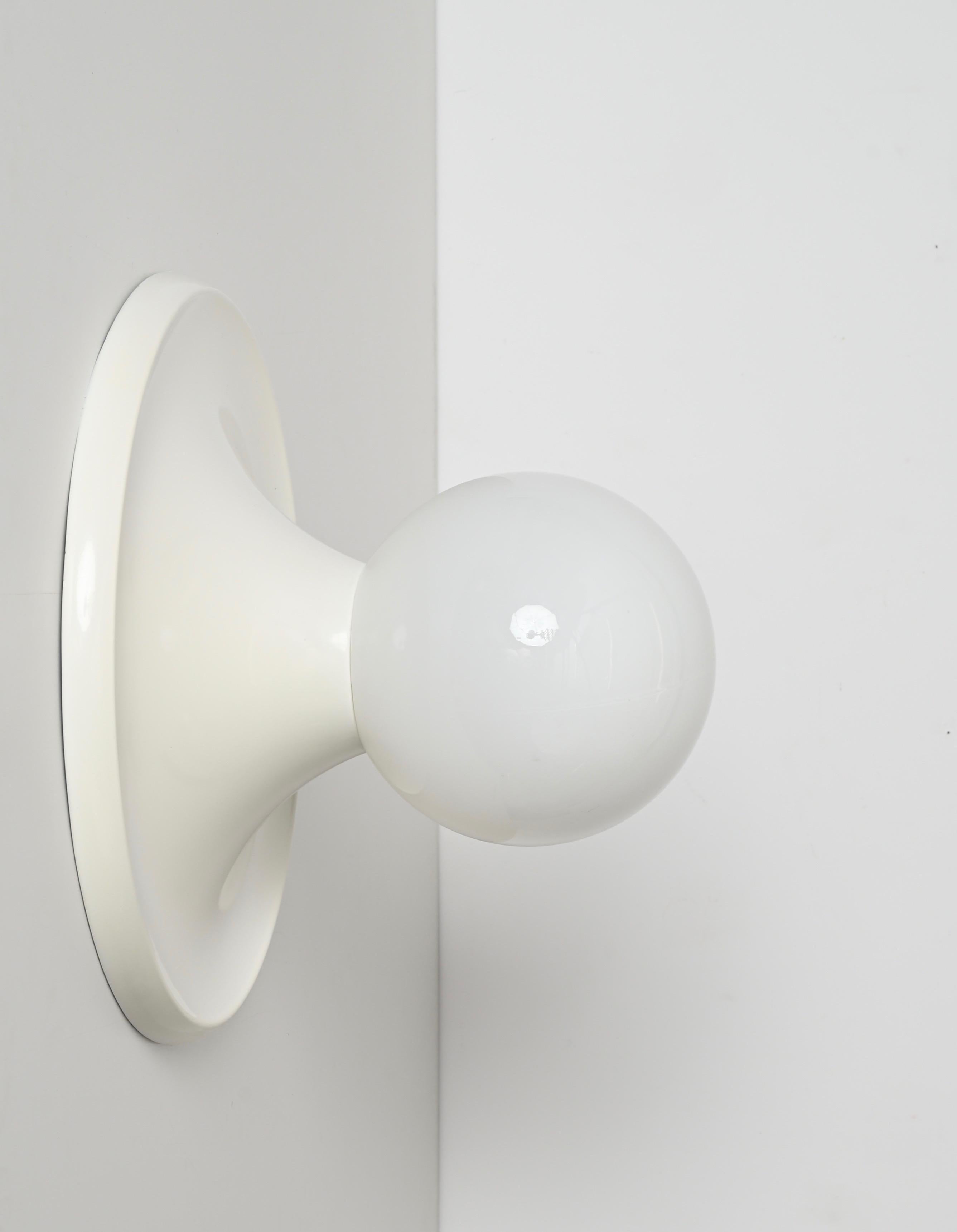 Set von 3 großen weißen Lichtkugeln, Wand- oder Deckenleuchten von Flos, Italien 1960 im Zustand „Gut“ im Angebot in Roma, IT