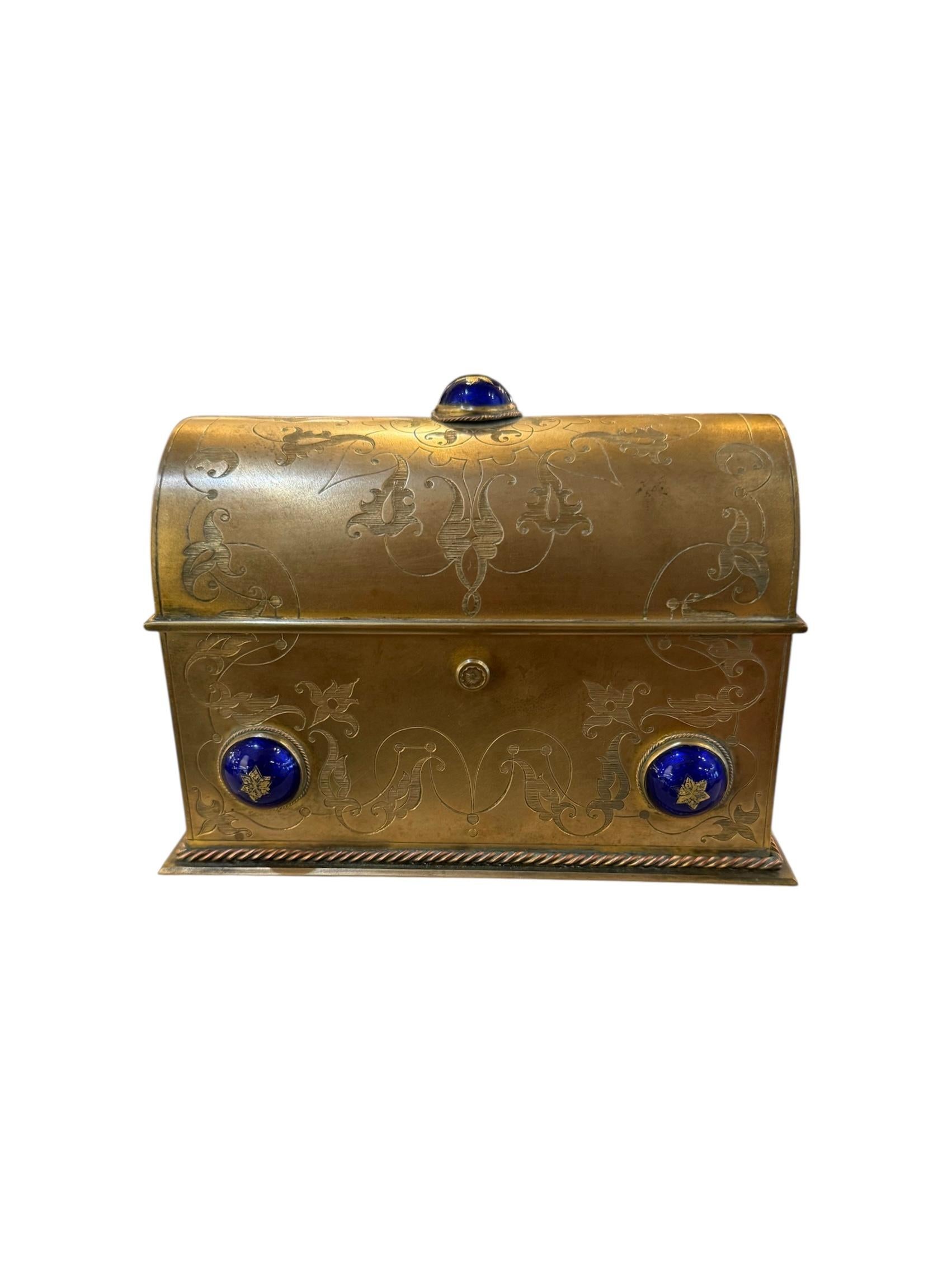 Rehaussez votre décor avec cet ensemble exquis de trois pièces françaises en bronze doré de la fin du XIXe siècle, comprenant une boîte à bijoux joliment bombée et une paire de chandeliers assortis. Eleg en bronze richement patiné, chaque pièce est