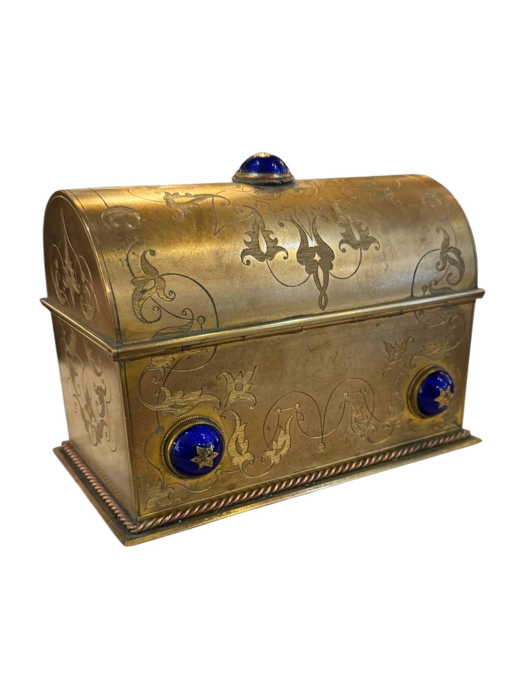 Français Ensemble de 3 boîtes à bijoux et chandeliers en bronze doré de la fin du 19e siècle français en vente
