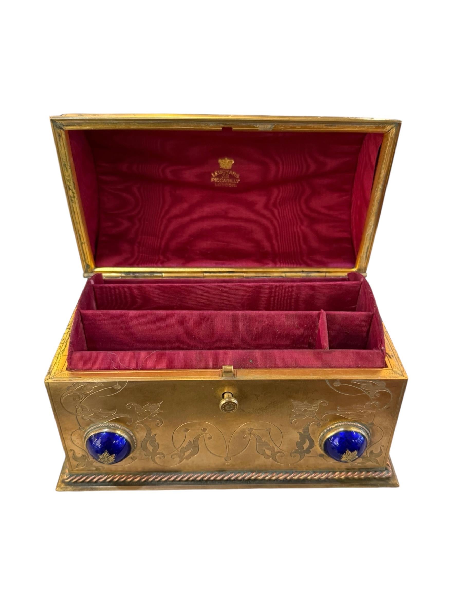Ensemble de 3 boîtes à bijoux et chandeliers en bronze doré de la fin du 19e siècle français Bon état - En vente à Pasadena, CA