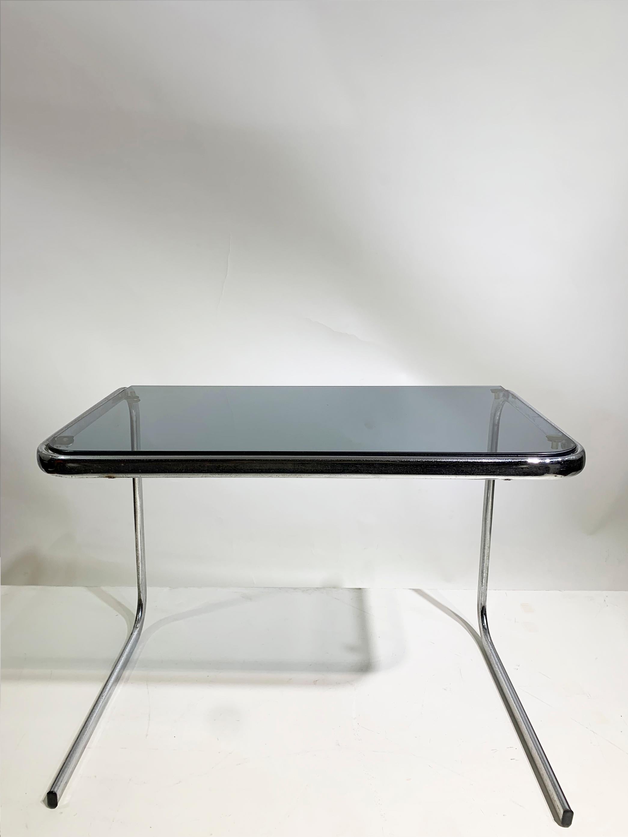 Set of 3 Late 20th Century Nesting Side Tables in Chrome and Smoked Glass For Sale 8