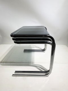 Juego de 3 mesas auxiliares nido de finales del siglo XX en cromo y cristal ahumado