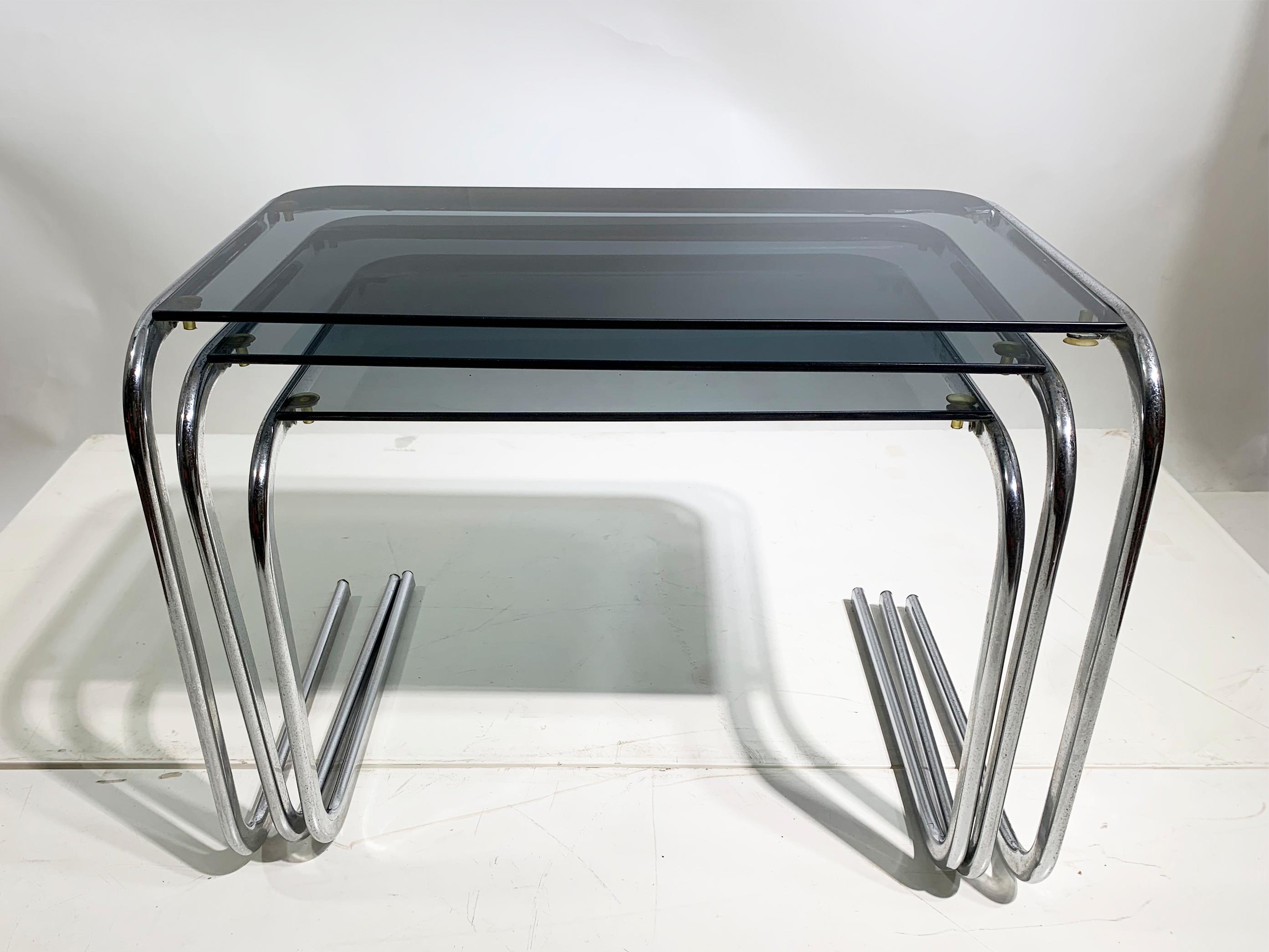 Italian Set of 3 Late 20th Century Nesting Side Tables in Chrome and Smoked Glass For Sale