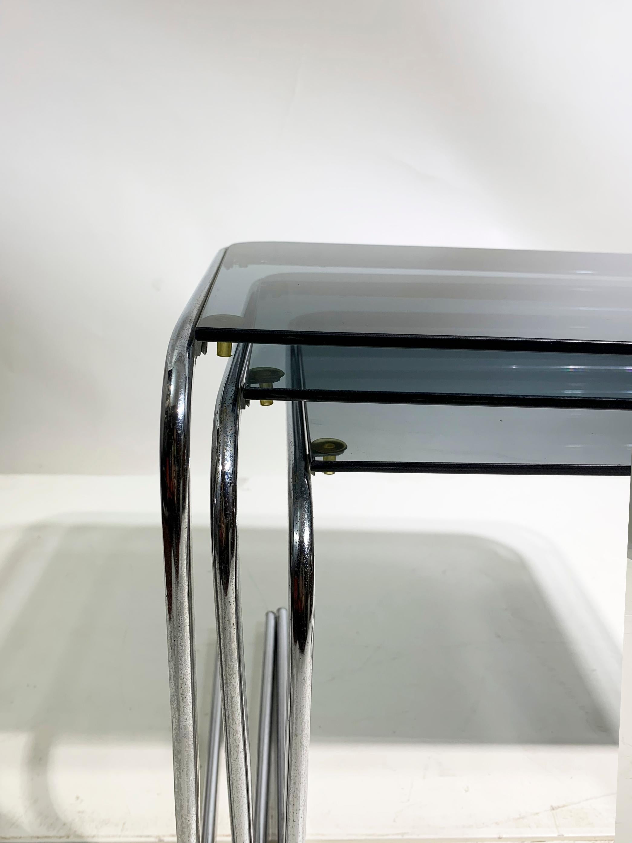 Set of 3 Late 20th Century Nesting Side Tables in Chrome and Smoked Glass For Sale 1