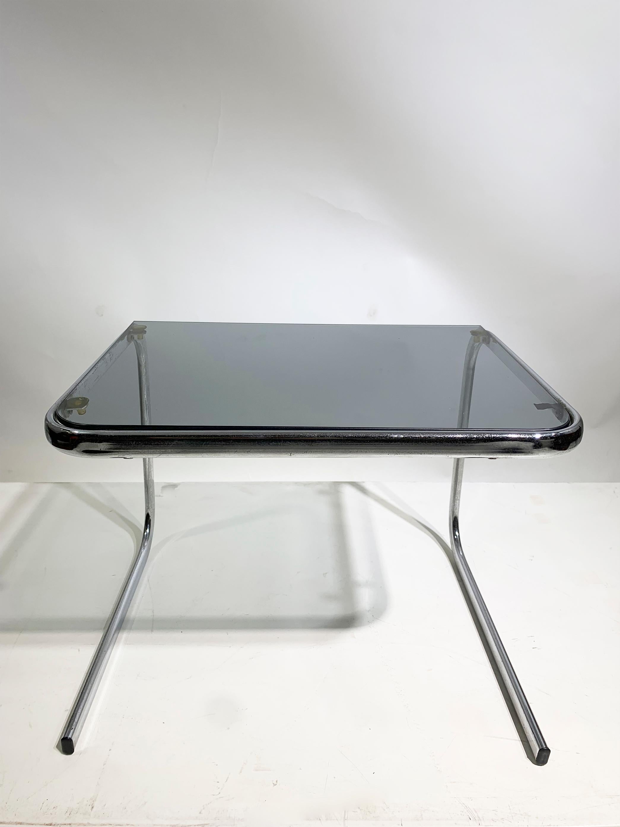 Set of 3 Late 20th Century Nesting Side Tables in Chrome and Smoked Glass For Sale 2