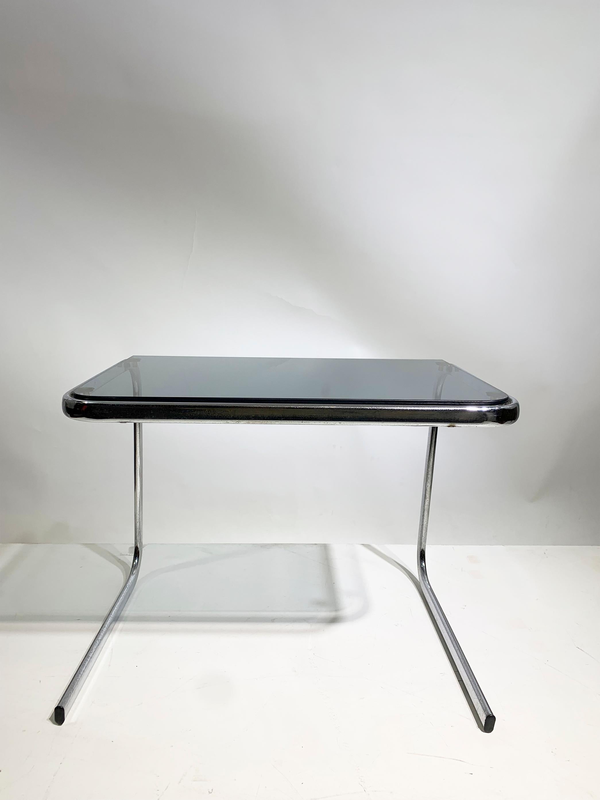 Set of 3 Late 20th Century Nesting Side Tables in Chrome and Smoked Glass For Sale 4