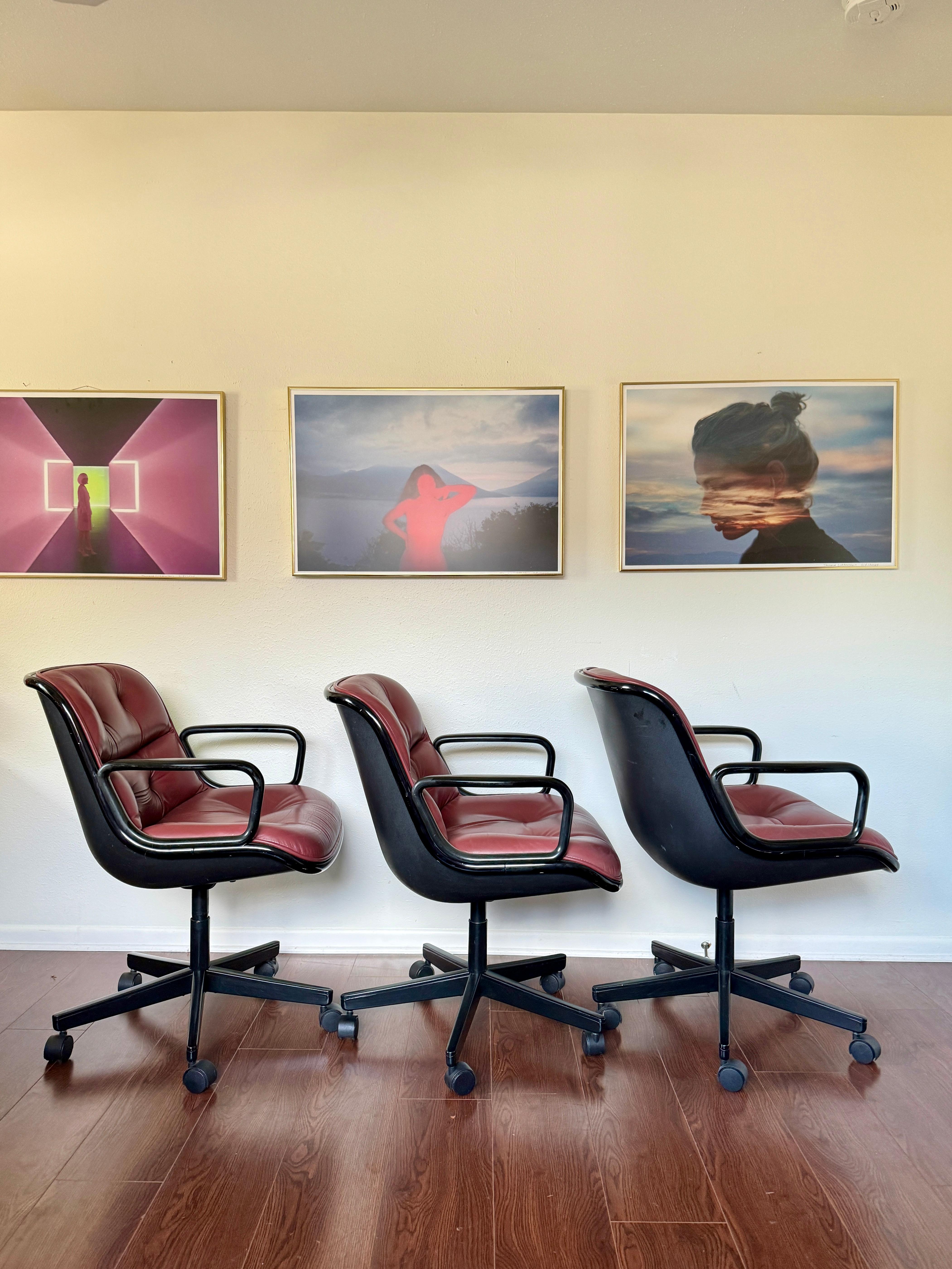 Mid-Century Modern Ensemble de 3 fauteuils de direction en cuir conçus par Charles Pollock pour Knoll en vente