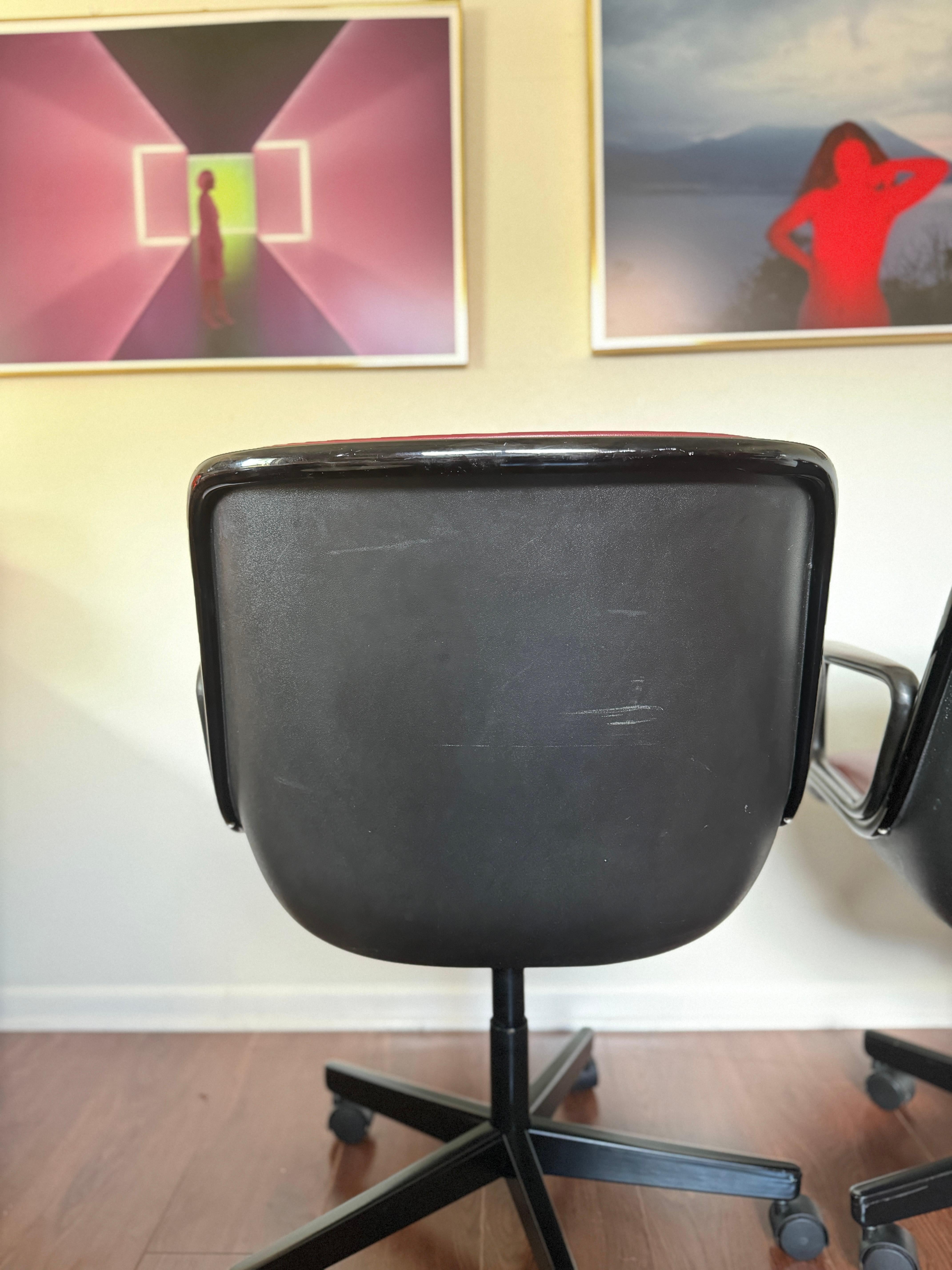 Inconnu Ensemble de 3 fauteuils de direction en cuir conçus par Charles Pollock pour Knoll en vente