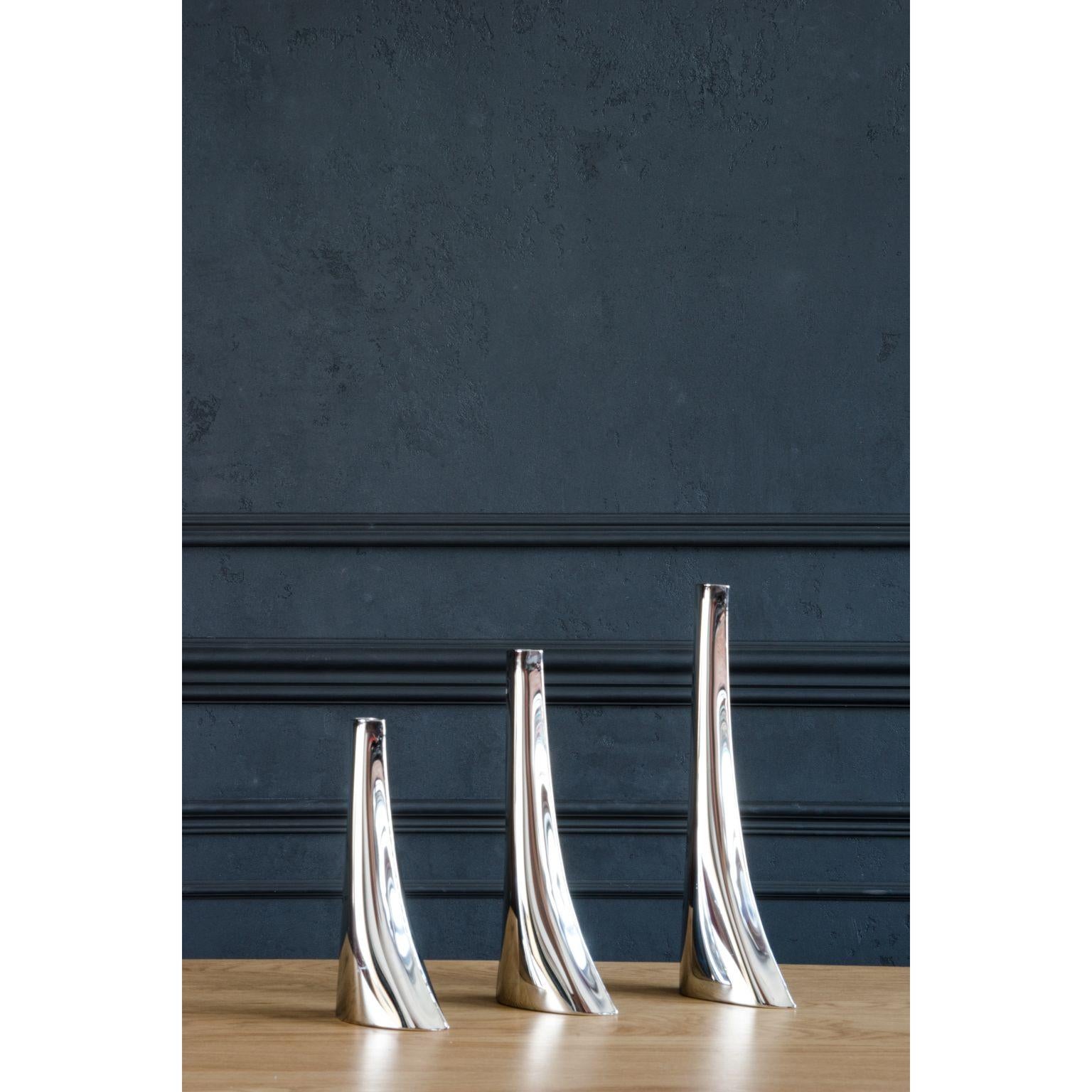 Set of 3 Leyki vases by Zieta
Dimensions: Vase 1 H 22 x W 15 x D 11 cm.
Vase 2: H 27 x W 11 x D 16 cm.
Vase 3: H 32 x W 11 x D 13 cm.
Materials: polished stainless steel.

Multifunctional subtlety
Leyki is a functional object with an