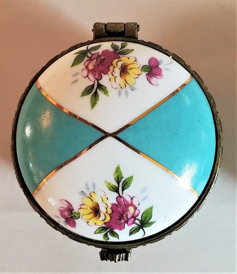 Presenting a lovely and exceptionally cute set of 3 Limoges Style ring or snuff boxes.

Possibly made in China, in the style of porcelain boxes made in Limoges, France, circa 1980.

Marked on base with a Limoges style mark for the maker O.C. &