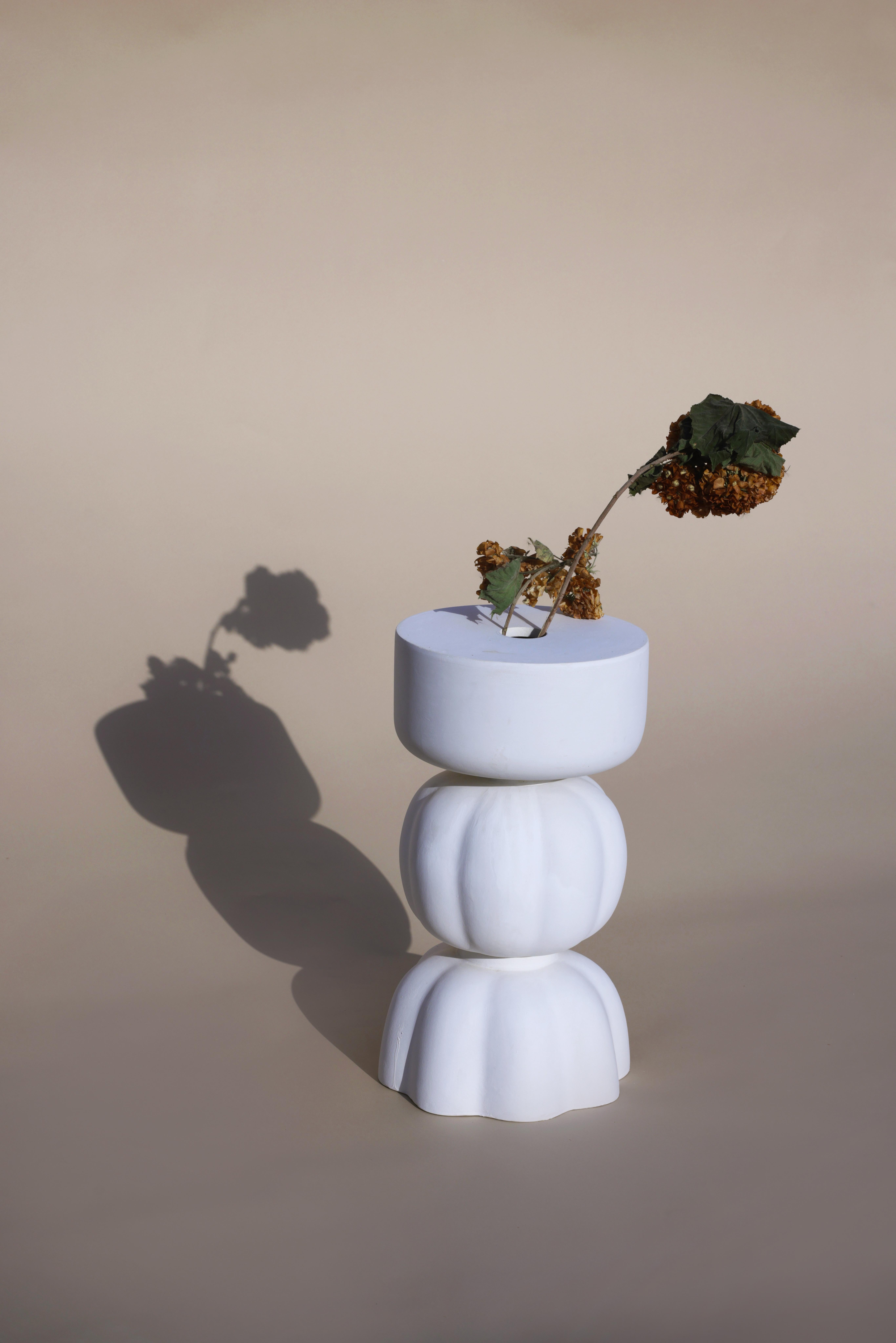 Set Of 3 Lotus Vases And Side Table by Newblue In New Condition For Sale In Geneve, CH