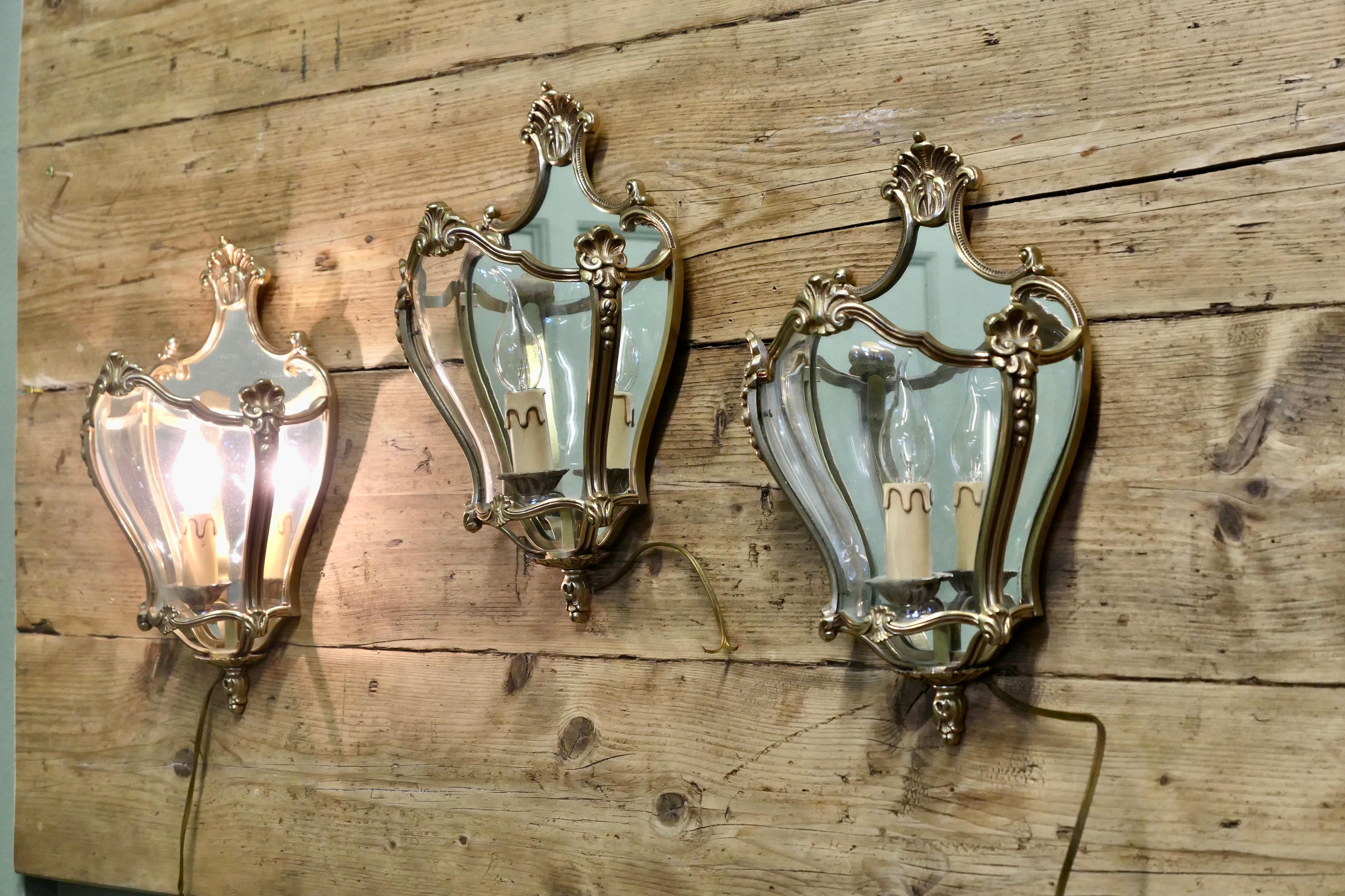 Conjunto de 3 apliques franceses estilo Maison Arlus Luis XV 

Estas preciosas y raras lámparas están fabricadas en latón y tienen placas traseras espejadas. Están en muy buen estado, el cableado funciona, miden 15
