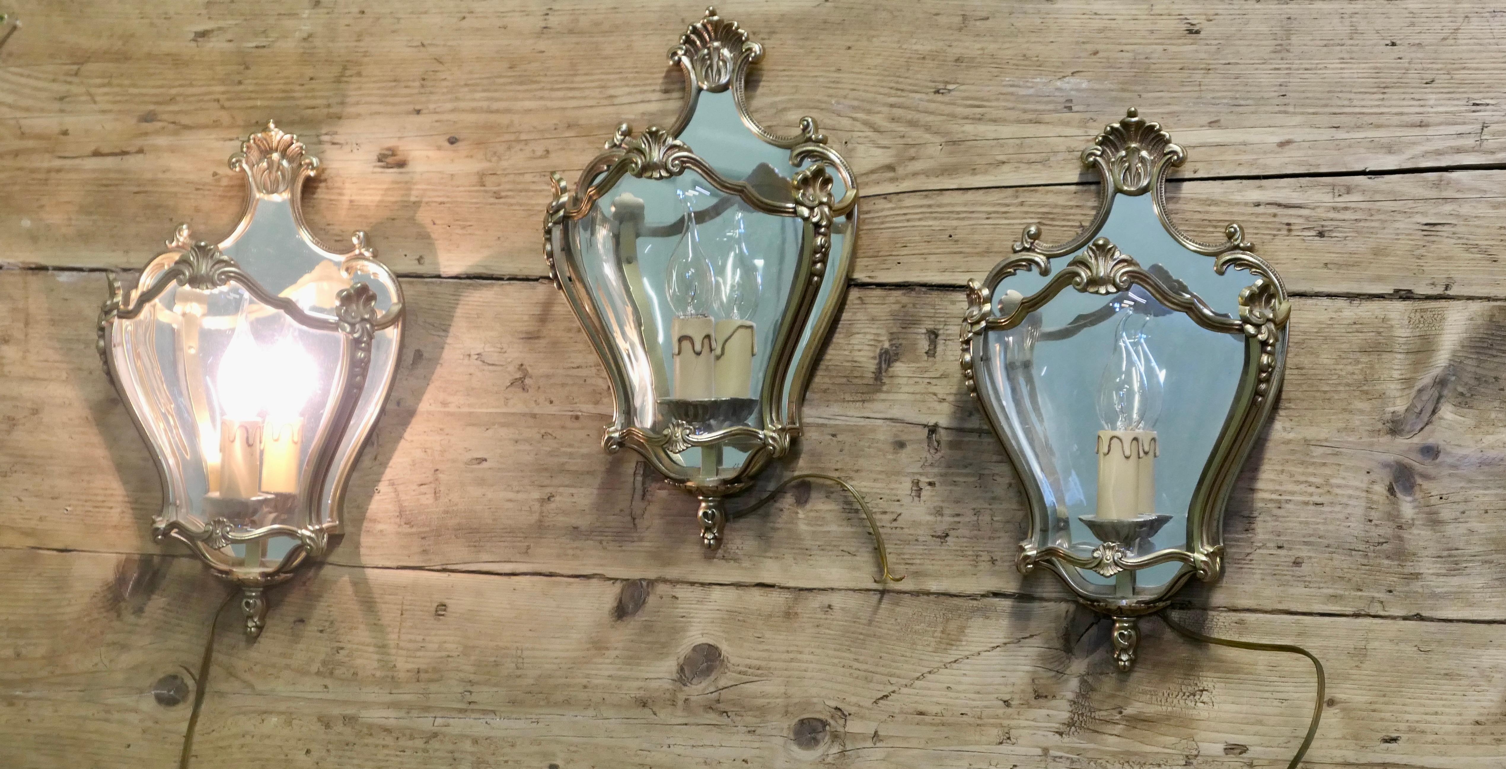 Conjunto de 3 apliques franceses estilo Luis XV Maison Arlus Latón en venta