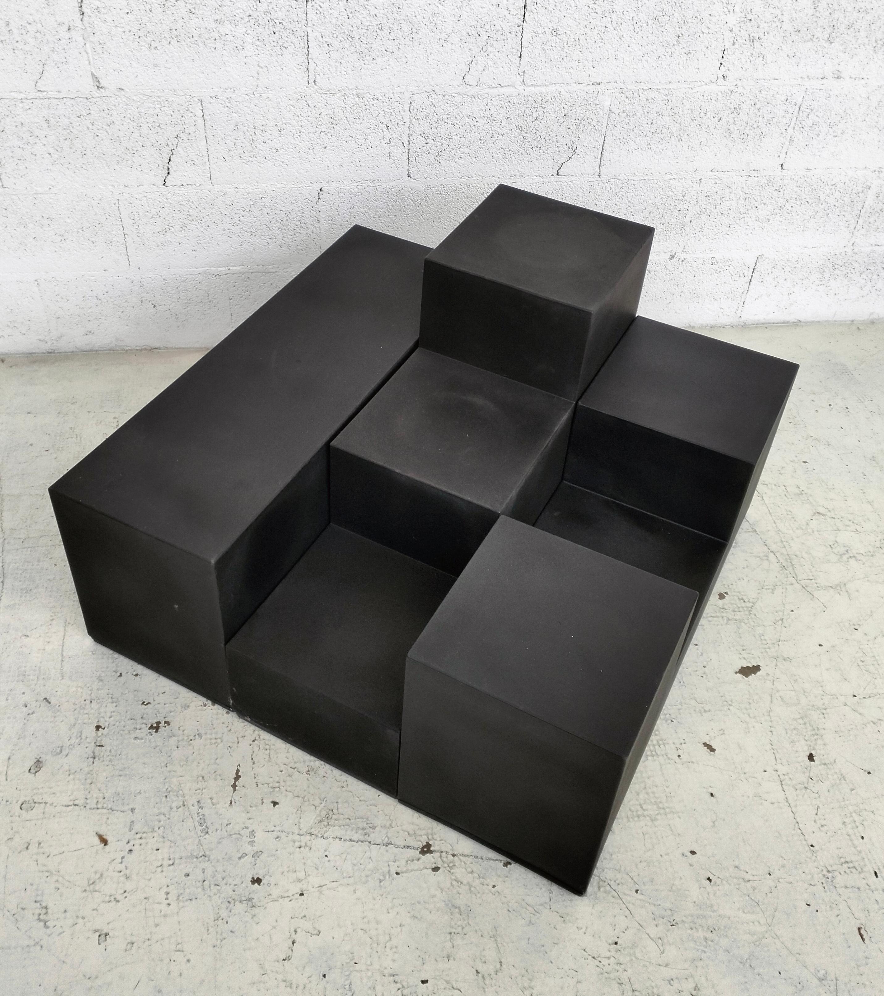 With a playful character, the Gli Scacchi series is made up of three inspired elements as the name reveals at most classic game, in particular the Queen, Knight and Tower pieces. Lightweight and easy to move just like on a chessboard, Chess is based