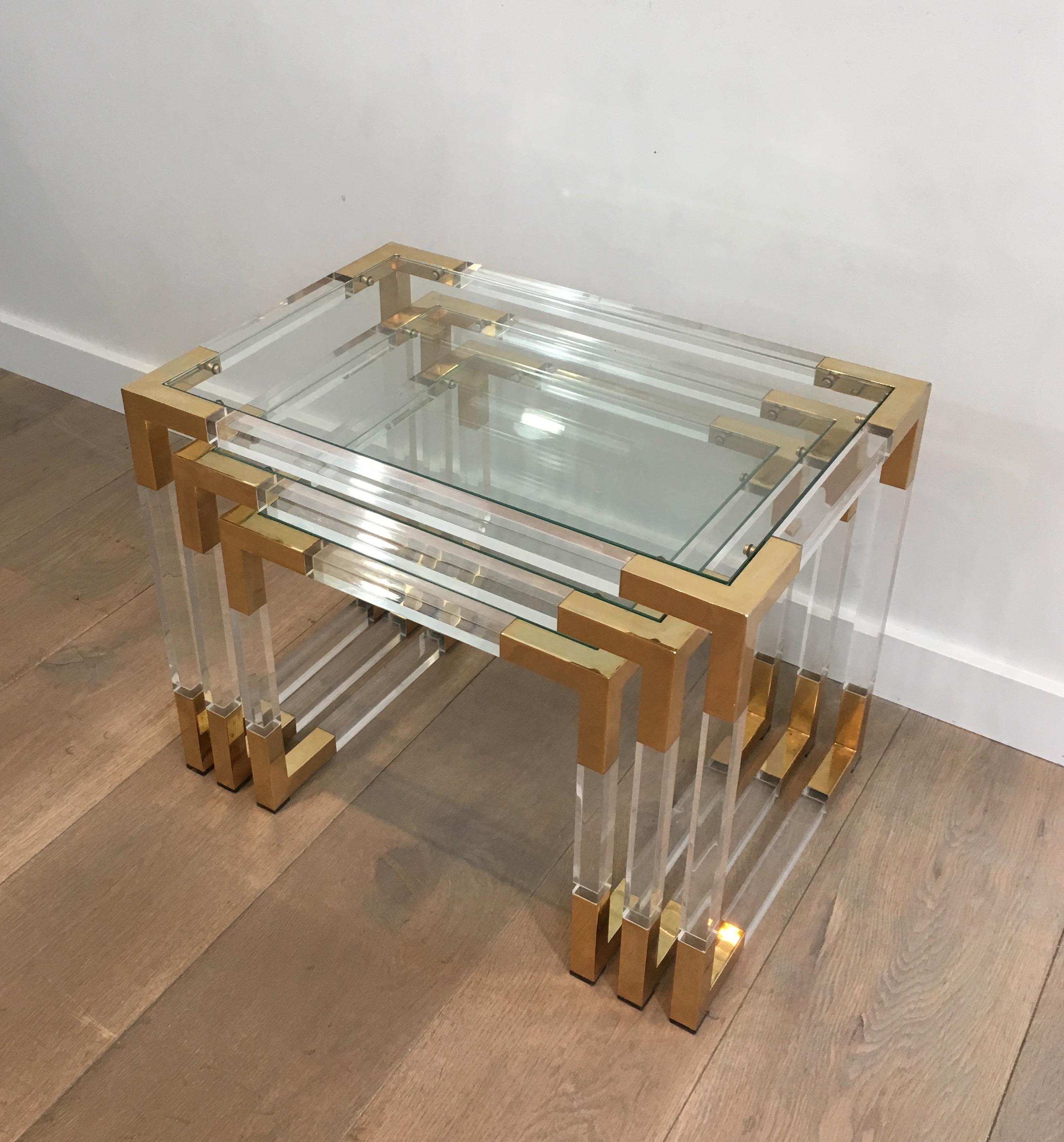 Set of 3 Lucite Nesting Tables with Gilt Corners, French, circa 1970 In Good Condition In Marcq-en-Barœul, Hauts-de-France