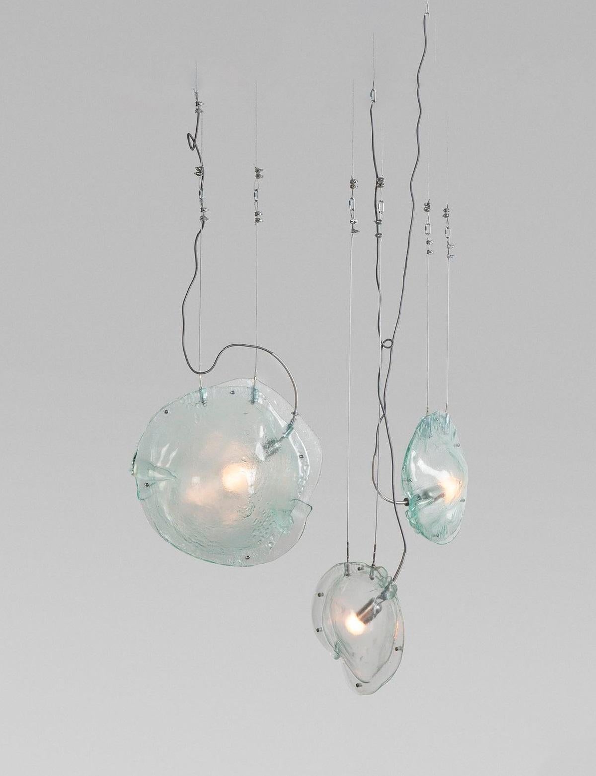 Lot de 3 lampes à suspension Madreperla Familia par A Moreno
Fait à la main
Dimensions : D 85 x L 85 x H 80 cm.
Matériaux : Verre.

Il s'agit d'une série de lampes suspendues composées de verre thermoformé, d'acier au carbone et de tendeurs de