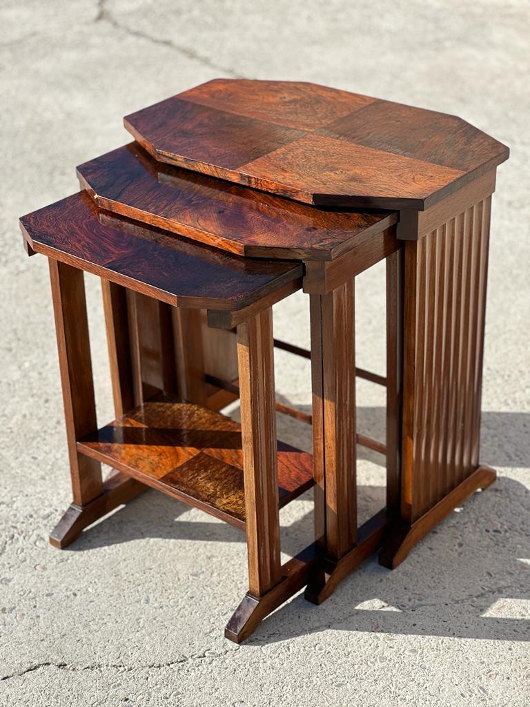 Set of 3 mahogany nesting tables 1930. Good condition. Dimensions: 65 X 60 X 40 cm. 63 X 52 X 37 cm. 59 X 45 X 37 cm.
