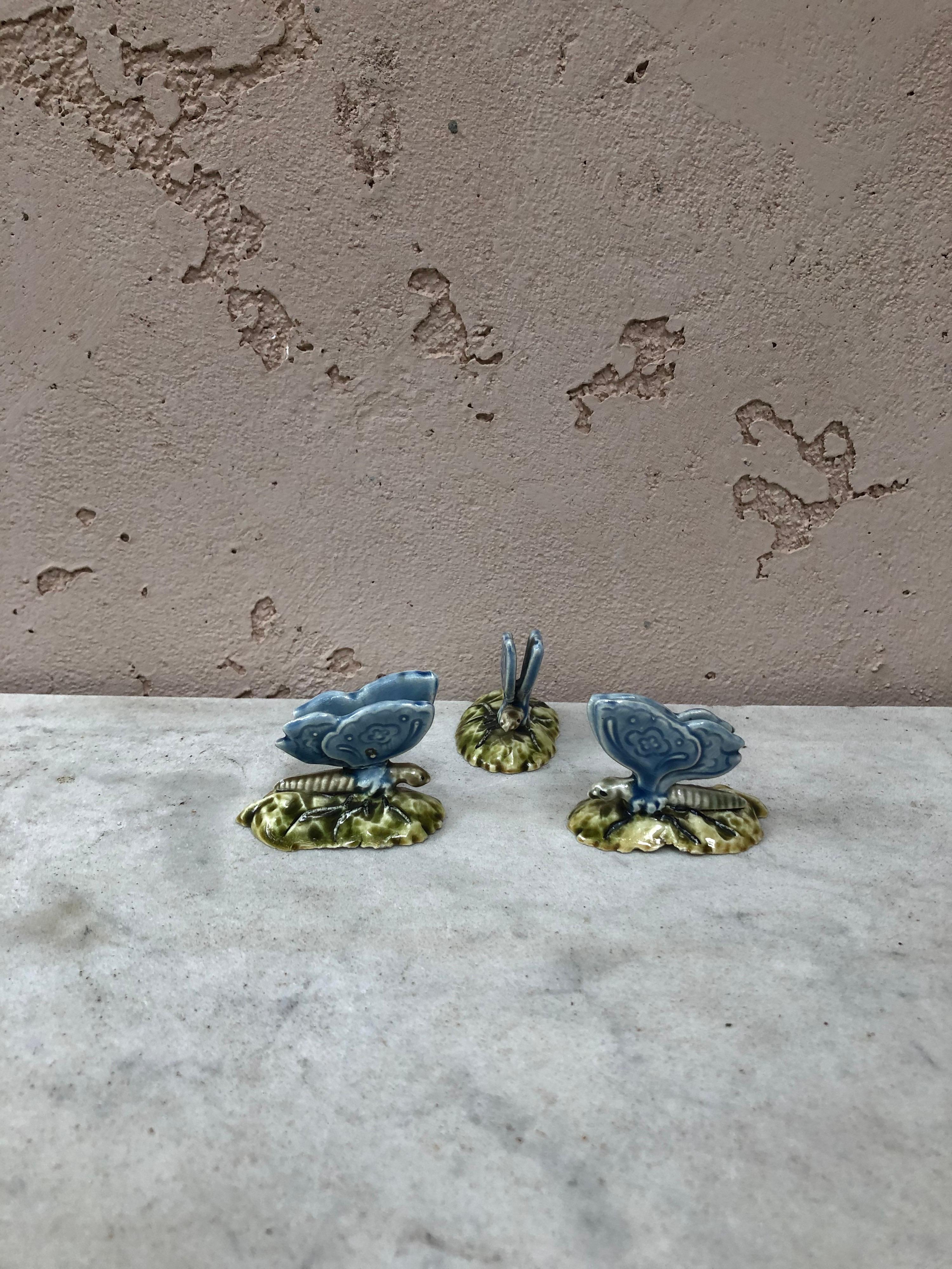Set of 3 Majolica Butterflies Place Card Holder Choisy Le roi Circa 1880 In Good Condition For Sale In Austin, TX