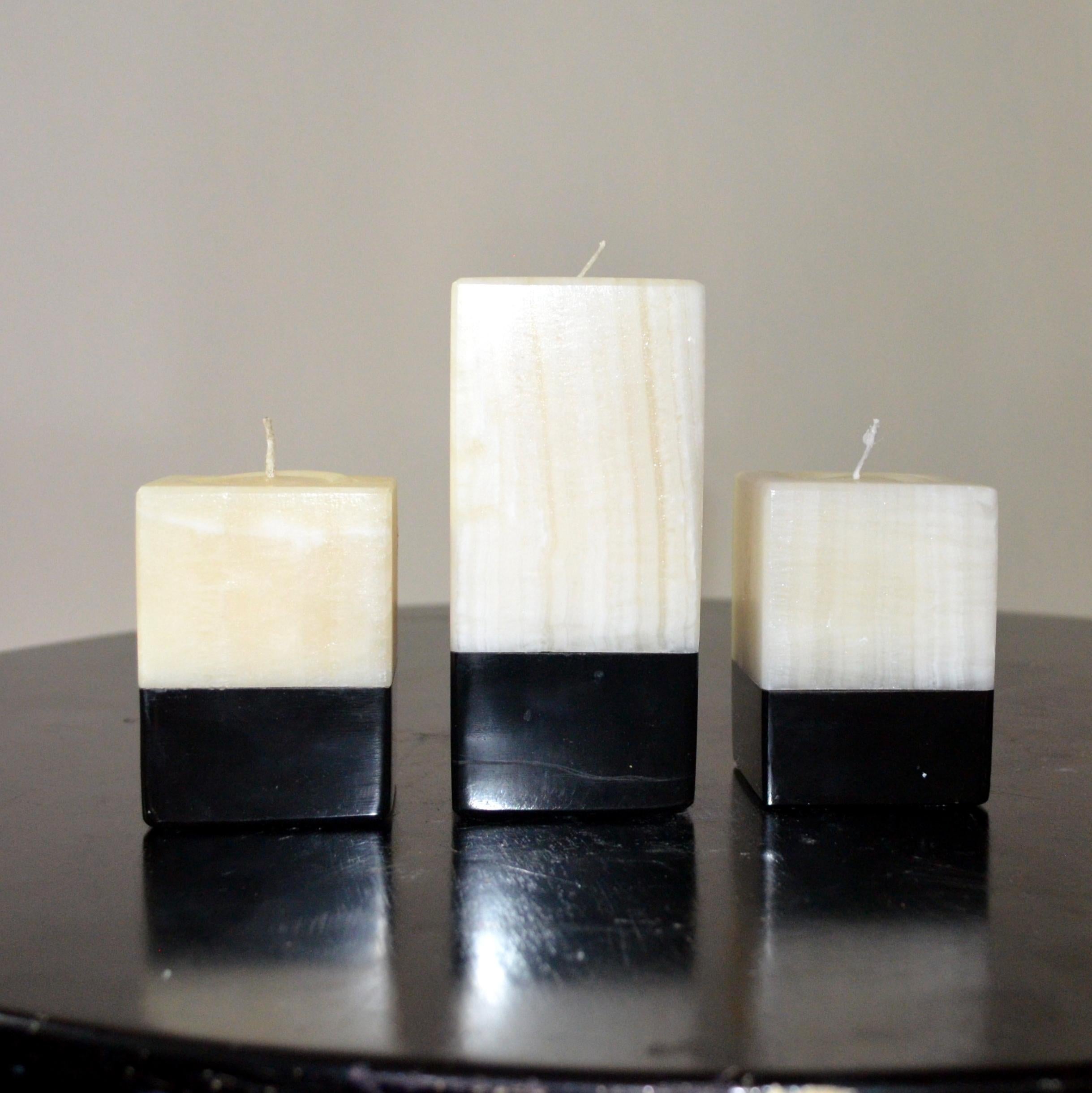 Set von 3 handgeschnitzten Onyx-Kerzenständern mit schwarzem Sockel (Moderne) im Angebot