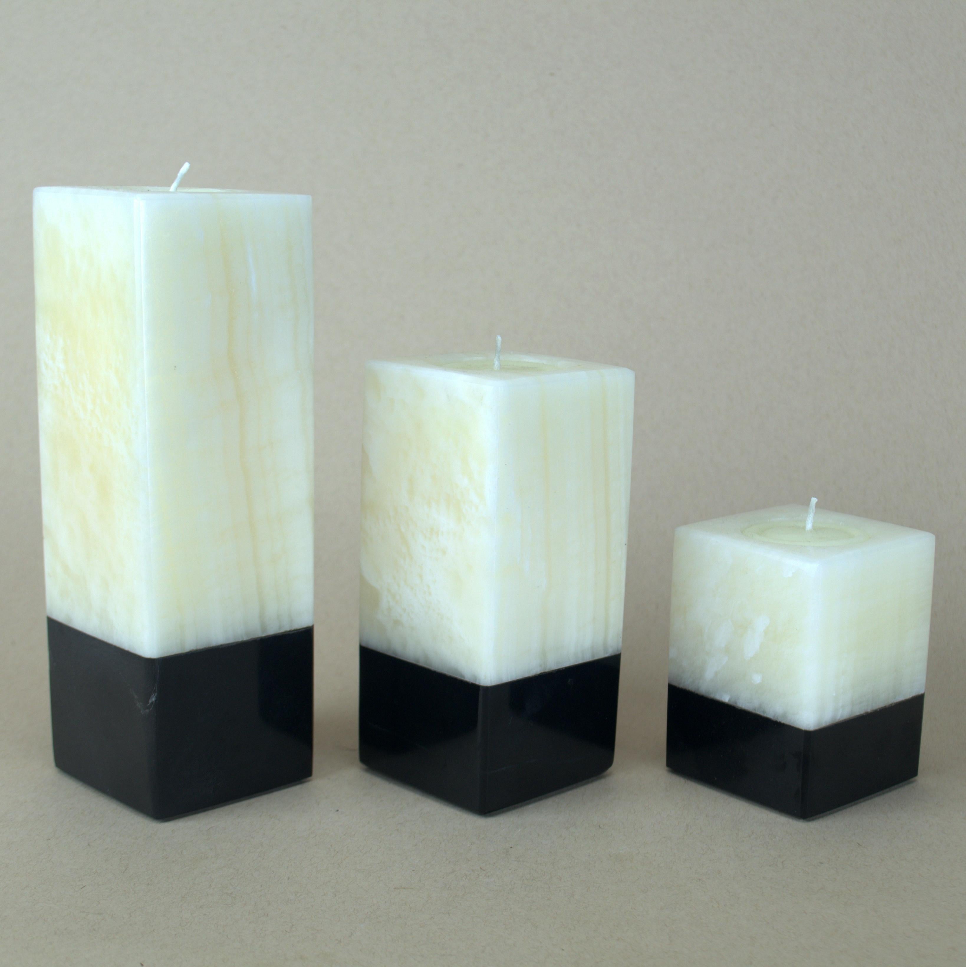 Set von 3 handgeschnitzten Onyx-Kerzenständern mit schwarzem Sockel (Geschnitzt) im Angebot